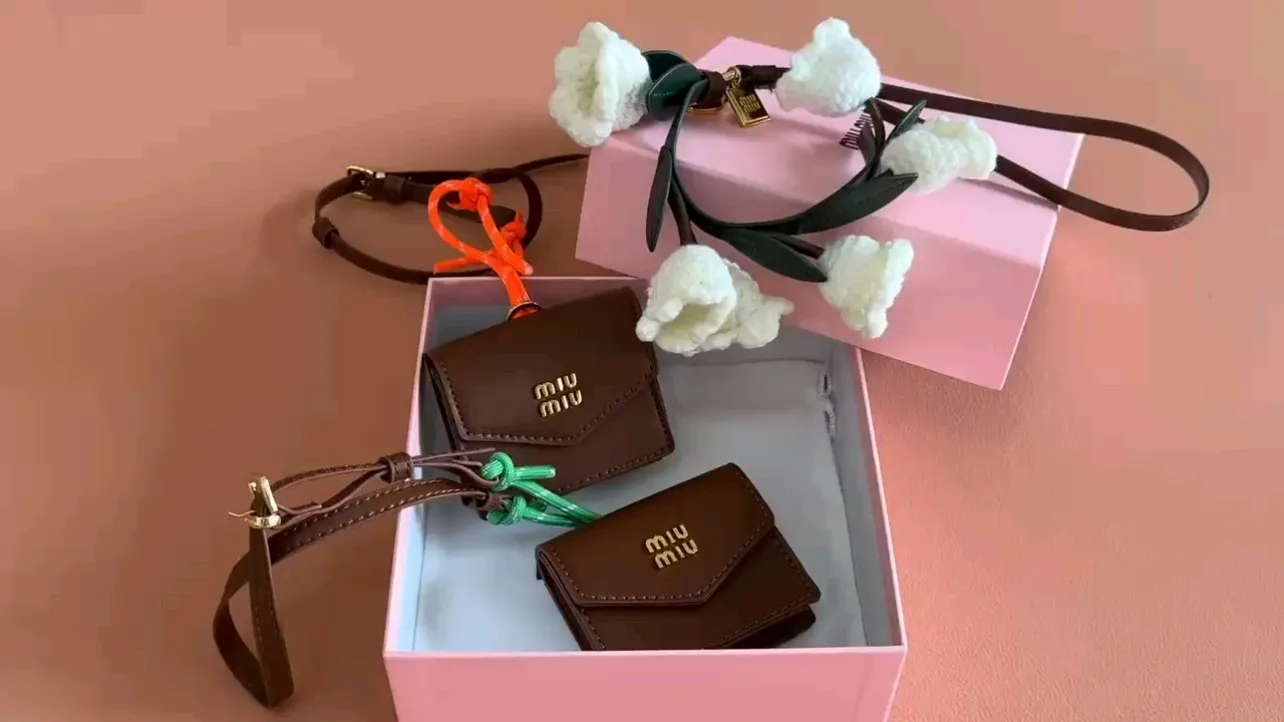 p400💋💋💋miumiu Miumiu cowhide key chain, counter synchronized, original customization, the most beautiful single product, full of high-end sense, the overall details are very surprising, elegant and fashionable, highlighting the French elegance.