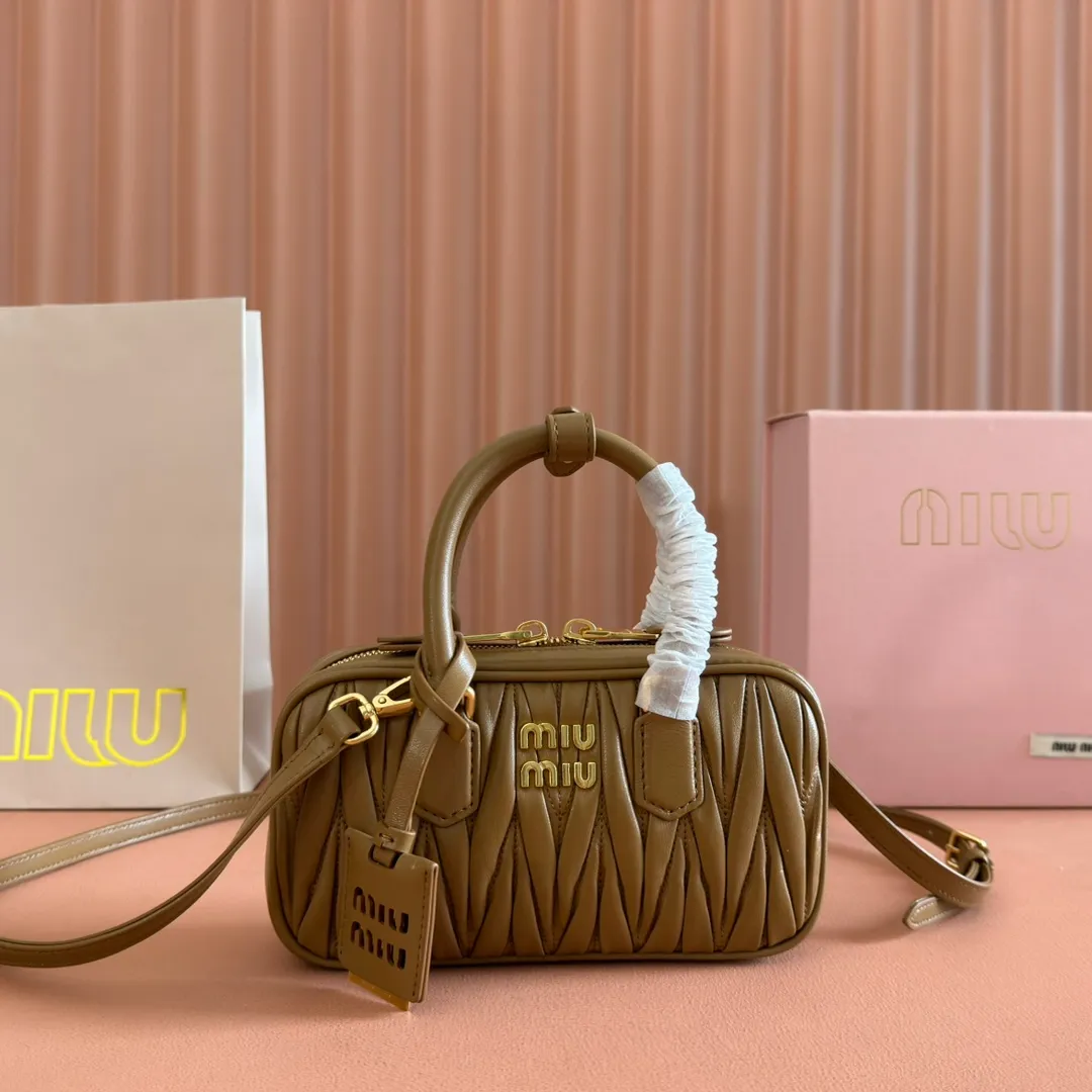 p1640💋💋💋【Equipment with counter full set of packaging, premium hardware and original leather】Arcadie sheepskin mini (19cm) bowling handbag/crossbody bag ~ This Arcadic handbag demonstrates the unique concept that fashion is a tool that reflects reality and translates it into material form. The letter logo that complements the finish of the metal hardware accessories is exquisitely crafted and demonstrates a highly recognizable classic style. Dynamic and elegant lines with adjustable and detachable shoulder straps present a practical and versatile design with modern charm. ～Detachable and adjustable shoulder strap ～Zipper closure ～Painted metal letter logo on front ～Lined patch pocket Size: W19×H10×D5cm Number: _5BP176