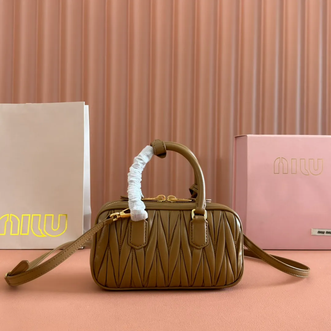 p1640💋💋💋【Equipment with counter full set of packaging, premium hardware and original leather】Arcadie sheepskin mini (19cm) bowling handbag/crossbody bag ~ This Arcadic handbag demonstrates the unique concept that fashion is a tool that reflects reality and translates it into material form. The letter logo that complements the finish of the metal hardware accessories is exquisitely crafted and demonstrates a highly recognizable classic style. Dynamic and elegant lines with adjustable and detachable shoulder straps present a practical and versatile design with modern charm. ～Detachable and adjustable shoulder strap ～Zipper closure ～Painted metal letter logo on front ～Lined patch pocket Size: W19×H10×D5cm Number: _5BP176