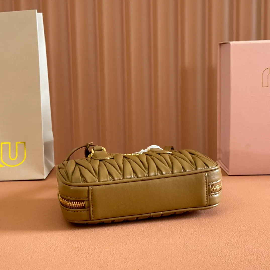 p1640💋💋💋【Equipment with counter full set of packaging, premium hardware and original leather】Arcadie sheepskin mini (19cm) bowling handbag/crossbody bag ~ This Arcadic handbag demonstrates the unique concept that fashion is a tool that reflects reality and translates it into material form. The letter logo that complements the finish of the metal hardware accessories is exquisitely crafted and demonstrates a highly recognizable classic style. Dynamic and elegant lines with adjustable and detachable shoulder straps present a practical and versatile design with modern charm. ～Detachable and adjustable shoulder strap ～Zipper closure ～Painted metal letter logo on front ～Lined patch pocket Size: W19×H10×D5cm Number: _5BP176
