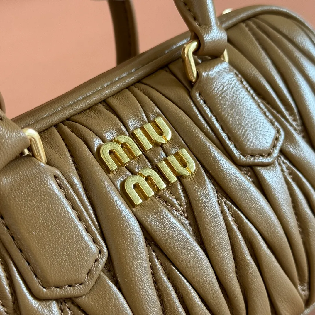 p1640💋💋💋【Equipment with counter full set of packaging, premium hardware and original leather】Arcadie sheepskin mini (19cm) bowling handbag/crossbody bag ~ This Arcadic handbag demonstrates the unique concept that fashion is a tool that reflects reality and translates it into material form. The letter logo that complements the finish of the metal hardware accessories is exquisitely crafted and demonstrates a highly recognizable classic style. Dynamic and elegant lines with adjustable and detachable shoulder straps present a practical and versatile design with modern charm. ～Detachable and adjustable shoulder strap ～Zipper closure ～Painted metal letter logo on front ～Lined patch pocket Size: W19×H10×D5cm Number: _5BP176