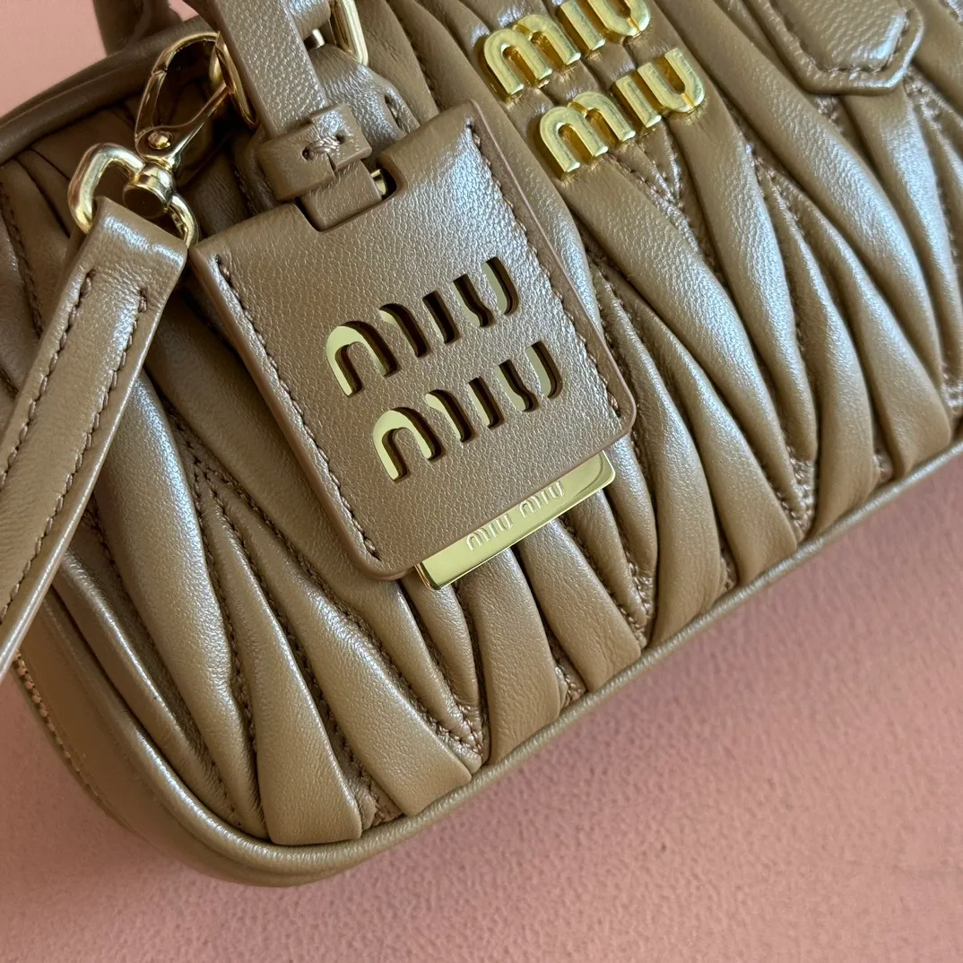 p1640💋💋💋【Equipment with counter full set of packaging, premium hardware and original leather】Arcadie sheepskin mini (19cm) bowling handbag/crossbody bag ~ This Arcadic handbag demonstrates the unique concept that fashion is a tool that reflects reality and translates it into material form. The letter logo that complements the finish of the metal hardware accessories is exquisitely crafted and demonstrates a highly recognizable classic style. Dynamic and elegant lines with adjustable and detachable shoulder straps present a practical and versatile design with modern charm. ～Detachable and adjustable shoulder strap ～Zipper closure ～Painted metal letter logo on front ～Lined patch pocket Size: W19×H10×D5cm Number: _5BP176