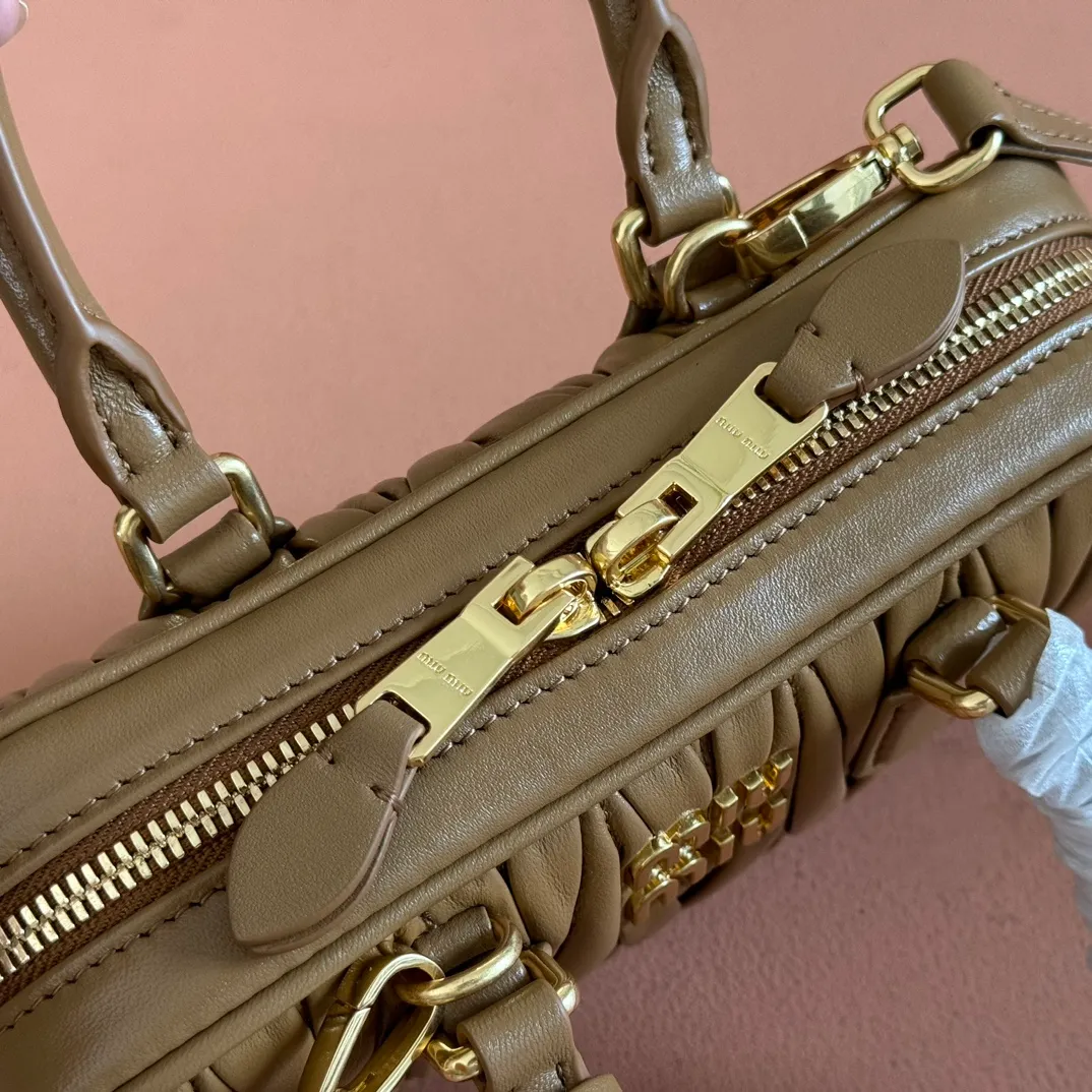 p1640💋💋💋【Equipment with counter full set of packaging, premium hardware and original leather】Arcadie sheepskin mini (19cm) bowling handbag/crossbody bag ~ This Arcadic handbag demonstrates the unique concept that fashion is a tool that reflects reality and translates it into material form. The letter logo that complements the finish of the metal hardware accessories is exquisitely crafted and demonstrates a highly recognizable classic style. Dynamic and elegant lines with adjustable and detachable shoulder straps present a practical and versatile design with modern charm. ～Detachable and adjustable shoulder strap ～Zipper closure ～Painted metal letter logo on front ～Lined patch pocket Size: W19×H10×D5cm Number: _5BP176