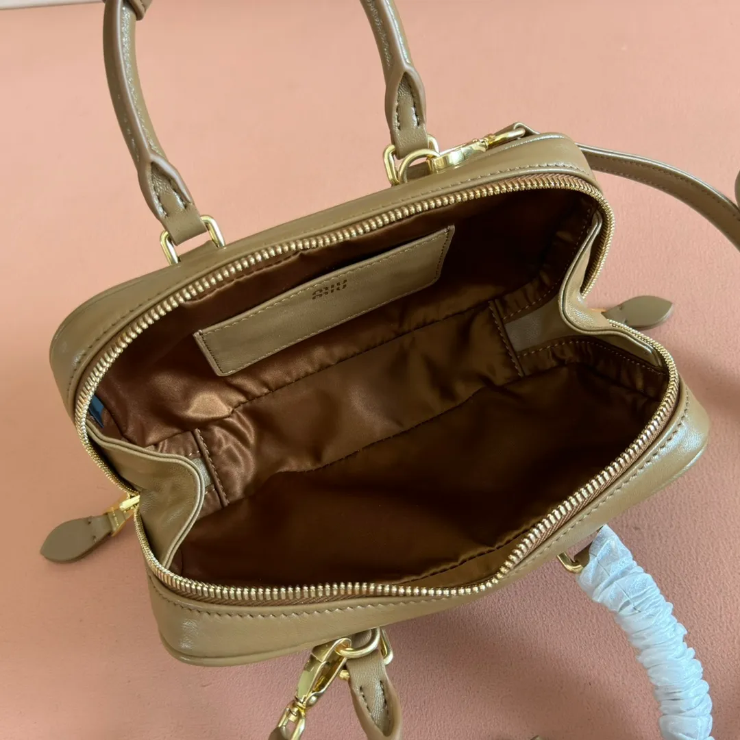 p1640💋💋💋【Equipment with counter full set of packaging, premium hardware and original leather】Arcadie sheepskin mini (19cm) bowling handbag/crossbody bag ~ This Arcadic handbag demonstrates the unique concept that fashion is a tool that reflects reality and translates it into material form. The letter logo that complements the finish of the metal hardware accessories is exquisitely crafted and demonstrates a highly recognizable classic style. Dynamic and elegant lines with adjustable and detachable shoulder straps present a practical and versatile design with modern charm. ～Detachable and adjustable shoulder strap ～Zipper closure ～Painted metal letter logo on front ～Lined patch pocket Size: W19×H10×D5cm Number: _5BP176