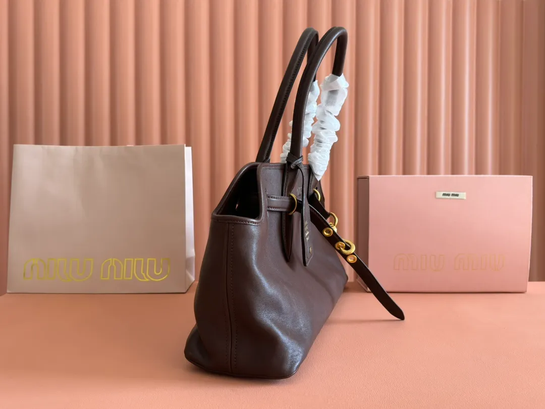 p2000💋💋💋【Full set of counter packaging】This sheepskin handbag is inspired by the brand's archive items. Its structure has been adjusted to become lighter and rejuvenate with a new personality, creating a classic bag with timeless charm. Decorated with an embossed letter logo for added brand recognition. Model: 5BG310 Size: W44×H22.5×D14.5cm Color: Heather/original leather. Made in Italy