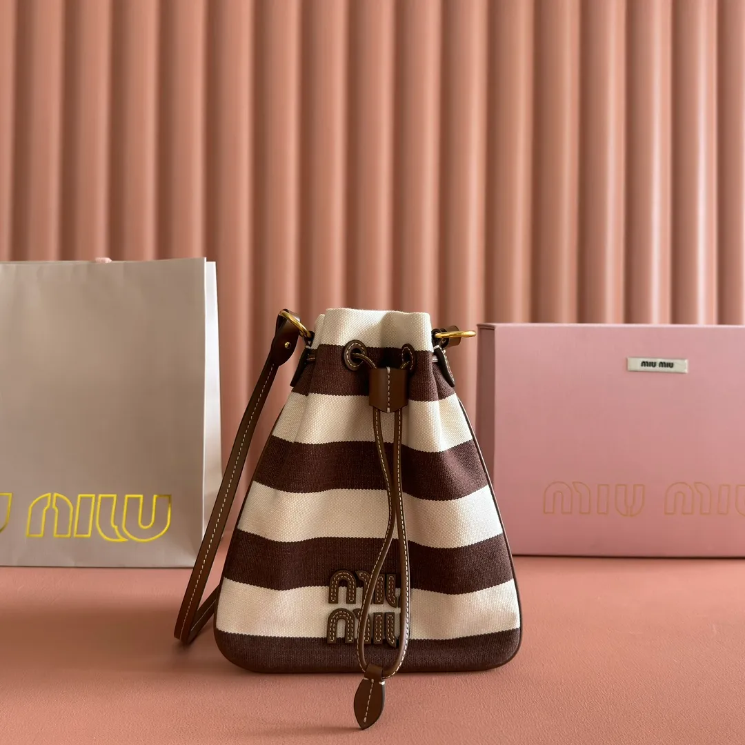 p960💋💋💋 [Configured with full set of counter packaging] 5ND016 new lucky bag striped bag, custom-made raffia imported from Japan, non-common PP grass on the market, the material is the same, the overall bag is small and exquisite, with a leather shoulder strap for better practicality, it can be carried in the hand or under the armpit when going out in summer, size: 20 X 23 cm