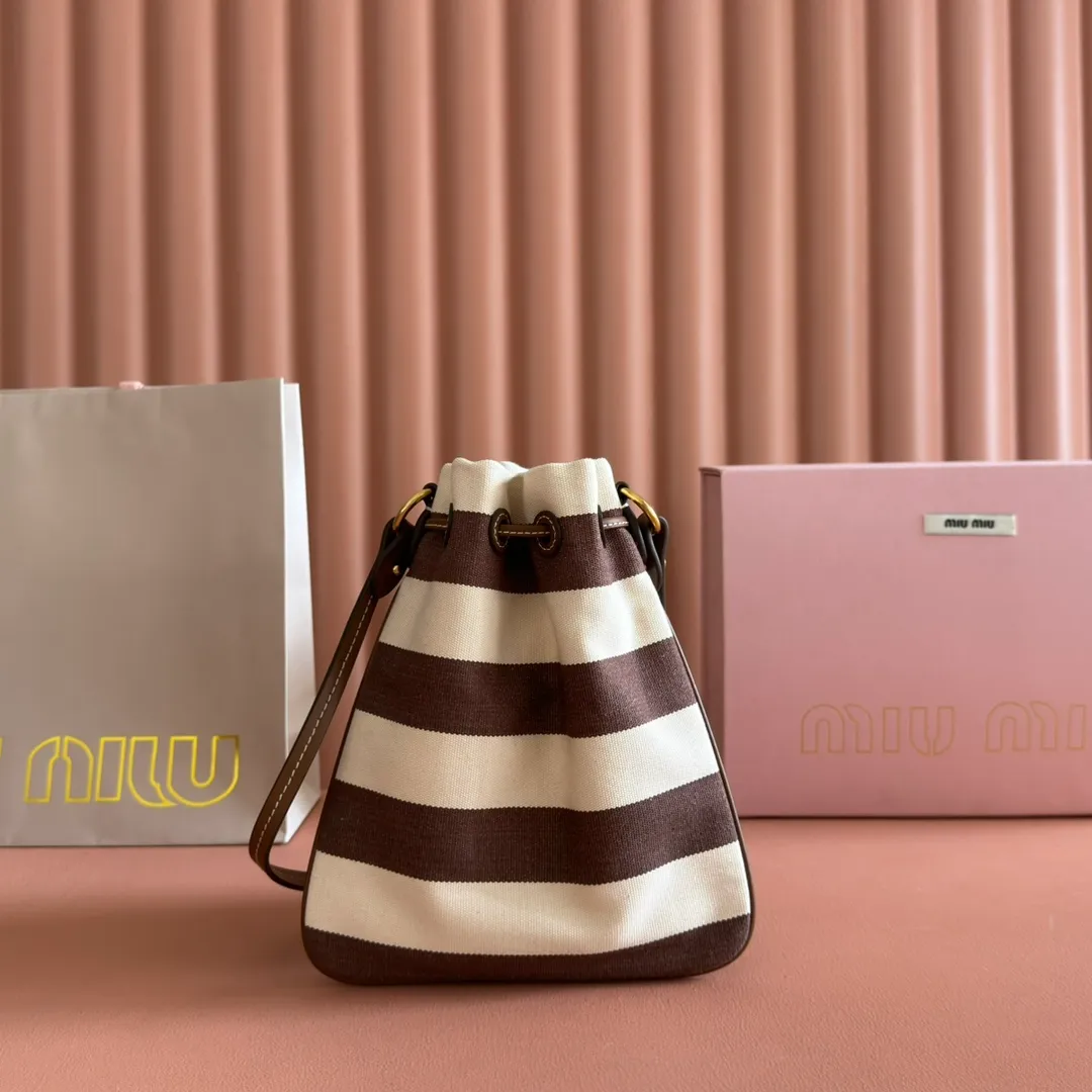 p960💋💋💋 [Configured with full set of counter packaging] 5ND016 new lucky bag striped bag, custom-made raffia imported from Japan, non-common PP grass on the market, the material is the same, the overall bag is small and exquisite, with a leather shoulder strap for better practicality, it can be carried in the hand or under the armpit when going out in summer, size: 20 X 23 cm