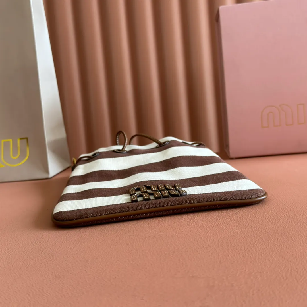 p960💋💋💋 [Configured with full set of counter packaging] 5ND016 new lucky bag striped bag, custom-made raffia imported from Japan, non-common PP grass on the market, the material is the same, the overall bag is small and exquisite, with a leather shoulder strap for better practicality, it can be carried in the hand or under the armpit when going out in summer, size: 20 X 23 cm