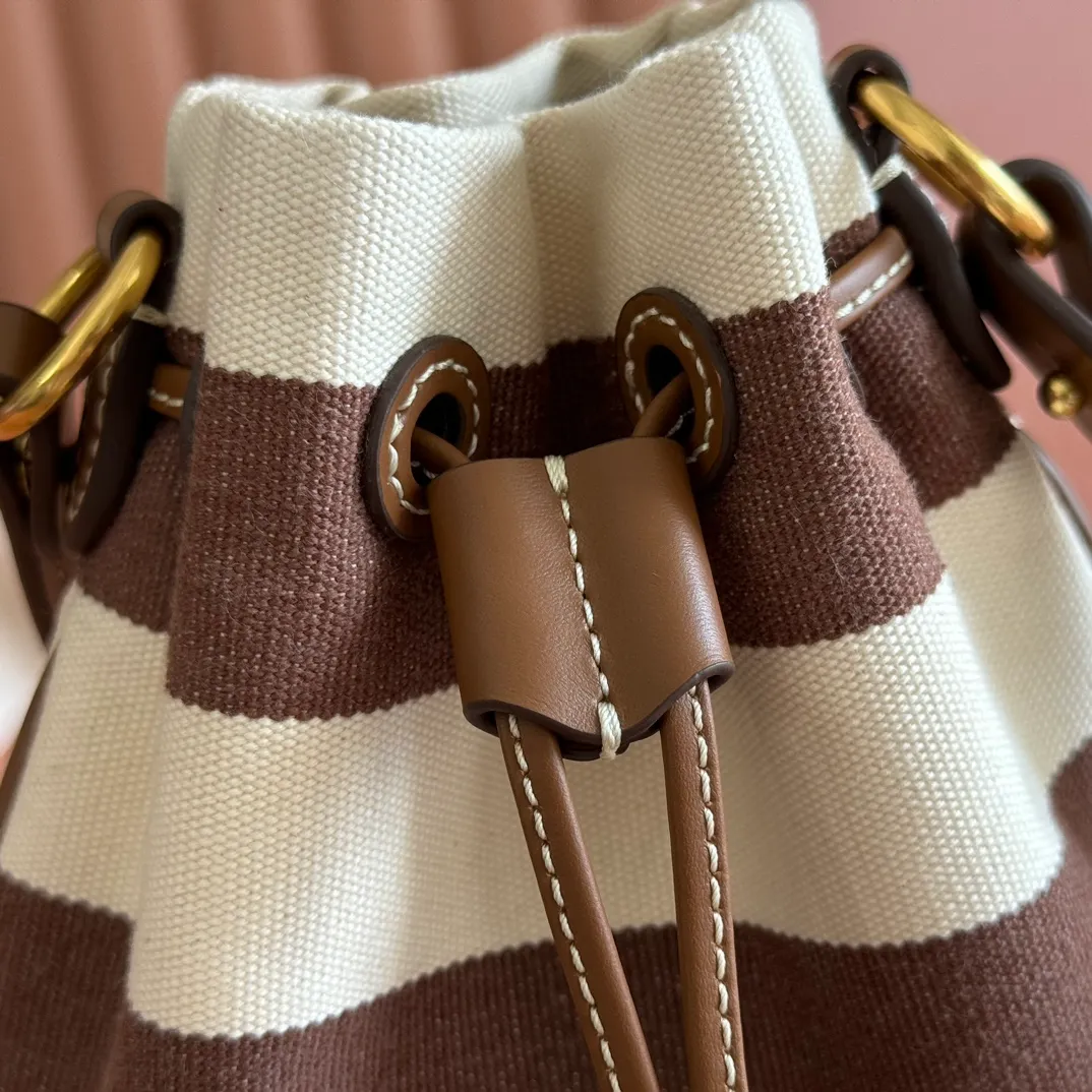 p960💋💋💋 [Configured with full set of counter packaging] 5ND016 new lucky bag striped bag, custom-made raffia imported from Japan, non-common PP grass on the market, the material is the same, the overall bag is small and exquisite, with a leather shoulder strap for better practicality, it can be carried in the hand or under the armpit when going out in summer, size: 20 X 23 cm