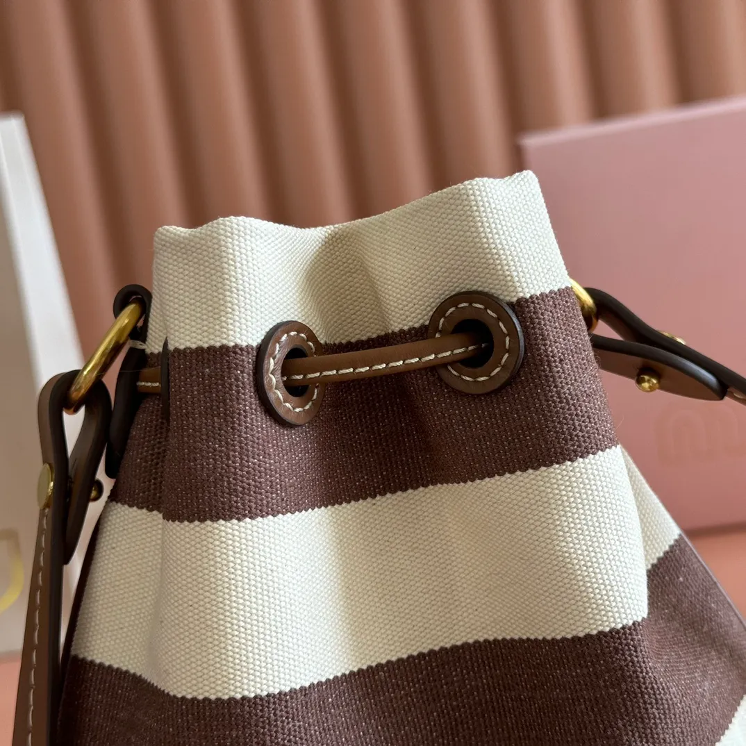 p960💋💋💋 [Configured with full set of counter packaging] 5ND016 new lucky bag striped bag, custom-made raffia imported from Japan, non-common PP grass on the market, the material is the same, the overall bag is small and exquisite, with a leather shoulder strap for better practicality, it can be carried in the hand or under the armpit when going out in summer, size: 20 X 23 cm