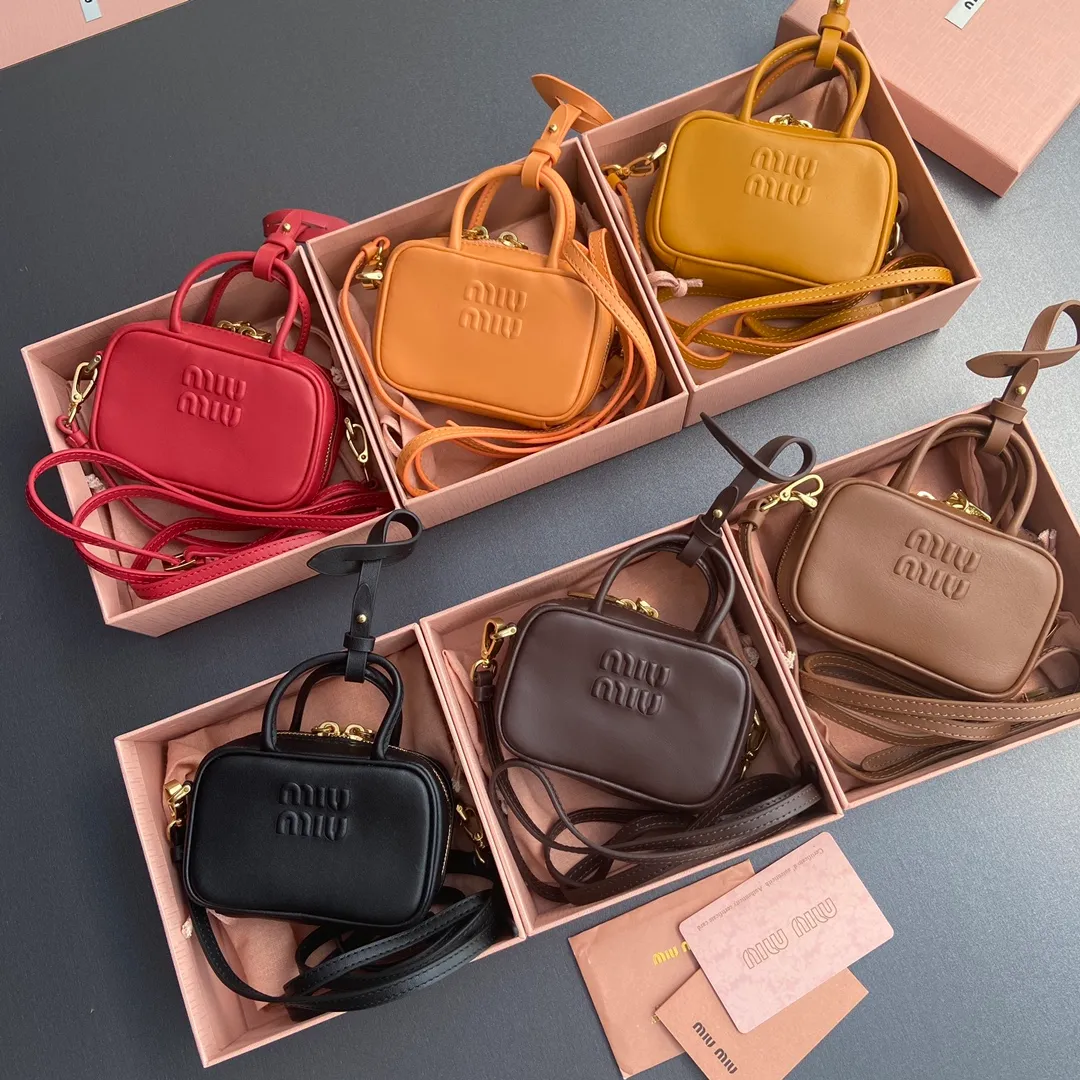 [Special grade hardware original leather] ¥800 ~Imported cow leather pendant. This pendant can be decorated with other accessories and has a unique style. Decorated with an embossed logo for an added signature touch. - Lace-up closure - Zipper closure - Embossed letter logo - Lined Dimensions: w11×h7×d4cm No.: 5NR036_020_MM030