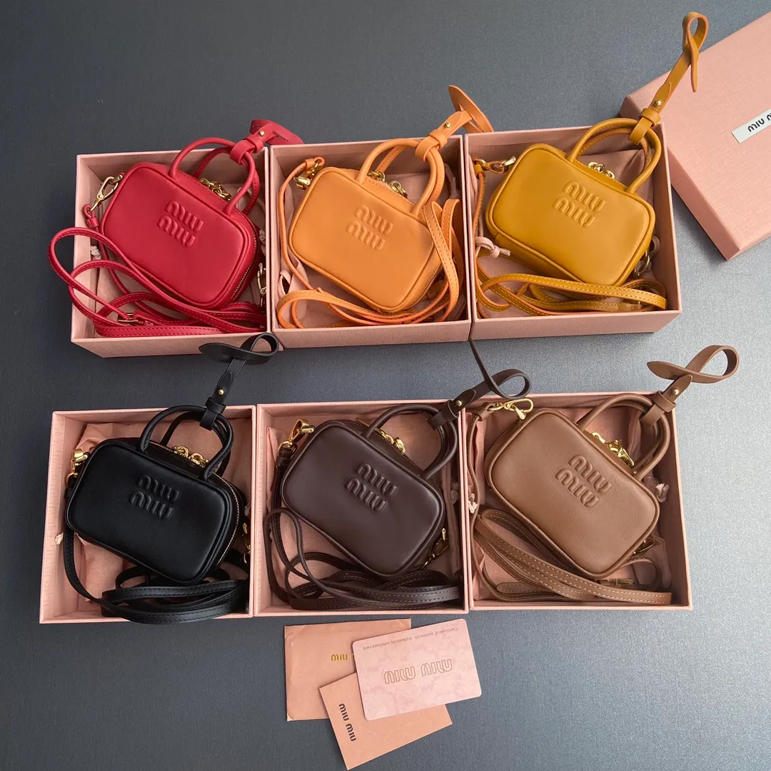 [Special grade hardware original leather] ¥800 ~Imported cow leather pendant. This pendant can be decorated with other accessories and has a unique style. Decorated with an embossed logo for an added signature touch. - Lace-up closure - Zipper closure - Embossed letter logo - Lined Dimensions: w11×h7×d4cm No.: 5NR036_020_MM030