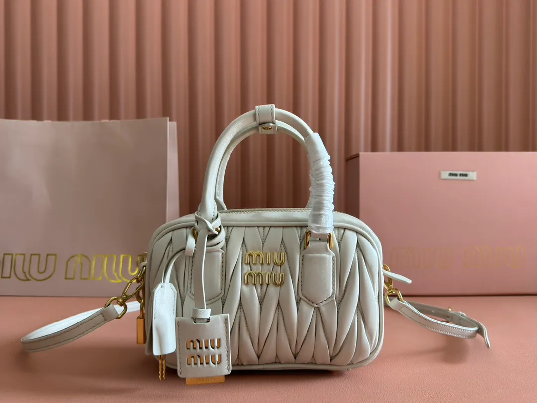 p1800💋💋💋 [Equipped with full set of packaging at the counter, premium hardware original leather] Arcadie Matelasse sheepskin small (19cm) bowling handbag/crossbody bag ~ white sheepskin This handbag uses Matelasse craftsmanship, and the three-dimensional texture and exquisite texture bring a new interpretation to the classic silhouette. The front letter logo cleverly echoes the metal hardware, and the exquisite workmanship is outstanding, highlighting a highly recognizable classic style. Dynamic and elegant lines with adjustable and detachable shoulder straps present a practical and versatile design with modern charm. ～Detachable and adjustable shoulder strap ～Zipper closure ～Lined with 2 patch pockets ～With foot studs Size: W19×H13×D6cm No.: 5BB123