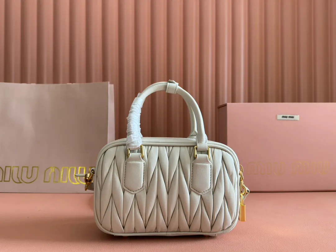 p1800💋💋💋 [Equipped with full set of packaging at the counter, premium hardware original leather] Arcadie Matelasse sheepskin small (19cm) bowling handbag/crossbody bag ~ white sheepskin This handbag uses Matelasse craftsmanship, and the three-dimensional texture and exquisite texture bring a new interpretation to the classic silhouette. The front letter logo cleverly echoes the metal hardware, and the exquisite workmanship is outstanding, highlighting a highly recognizable classic style. Dynamic and elegant lines with adjustable and detachable shoulder straps present a practical and versatile design with modern charm. ～Detachable and adjustable shoulder strap ～Zipper closure ～Lined with 2 patch pockets ～With foot studs Size: W19×H13×D6cm No.: 5BB123