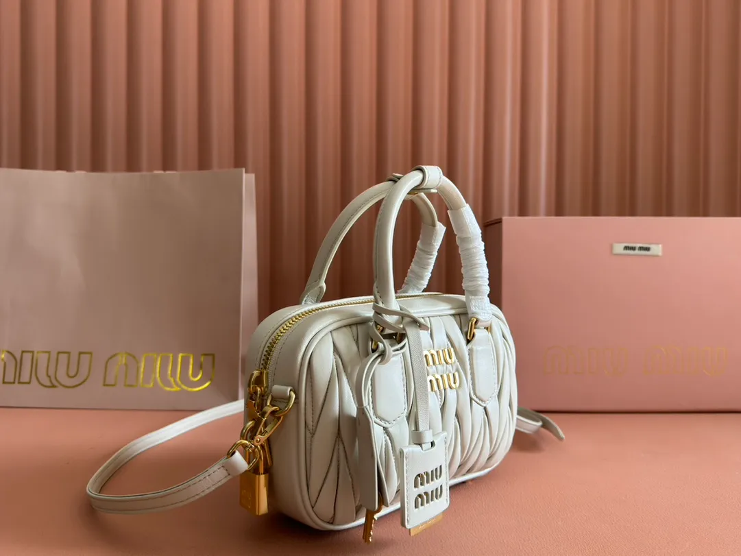 p1800💋💋💋 [Equipped with full set of packaging at the counter, premium hardware original leather] Arcadie Matelasse sheepskin small (19cm) bowling handbag/crossbody bag ~ white sheepskin This handbag uses Matelasse craftsmanship, and the three-dimensional texture and exquisite texture bring a new interpretation to the classic silhouette. The front letter logo cleverly echoes the metal hardware, and the exquisite workmanship is outstanding, highlighting a highly recognizable classic style. Dynamic and elegant lines with adjustable and detachable shoulder straps present a practical and versatile design with modern charm. ～Detachable and adjustable shoulder strap ～Zipper closure ～Lined with 2 patch pockets ～With foot studs Size: W19×H13×D6cm No.: 5BB123