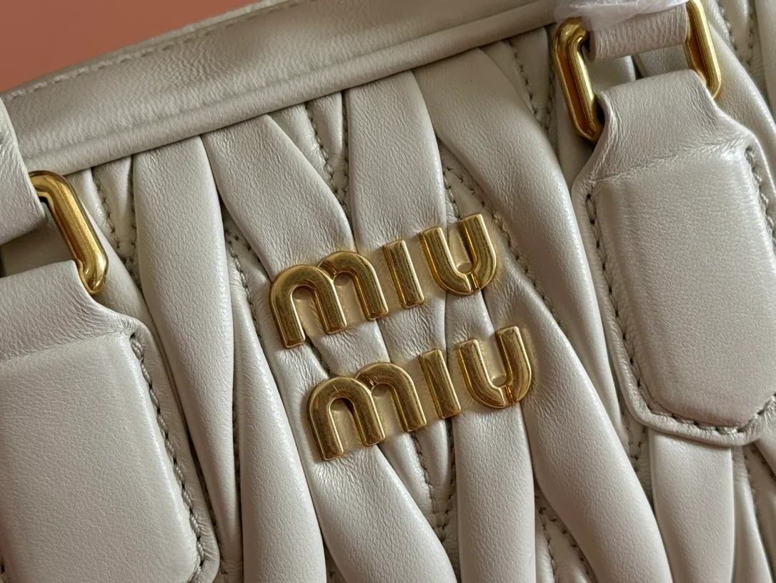 p1800💋💋💋 [Equipped with full set of packaging at the counter, premium hardware original leather] Arcadie Matelasse sheepskin small (19cm) bowling handbag/crossbody bag ~ white sheepskin This handbag uses Matelasse craftsmanship, and the three-dimensional texture and exquisite texture bring a new interpretation to the classic silhouette. The front letter logo cleverly echoes the metal hardware, and the exquisite workmanship is outstanding, highlighting a highly recognizable classic style. Dynamic and elegant lines with adjustable and detachable shoulder straps present a practical and versatile design with modern charm. ～Detachable and adjustable shoulder strap ～Zipper closure ～Lined with 2 patch pockets ～With foot studs Size: W19×H13×D6cm No.: 5BB123