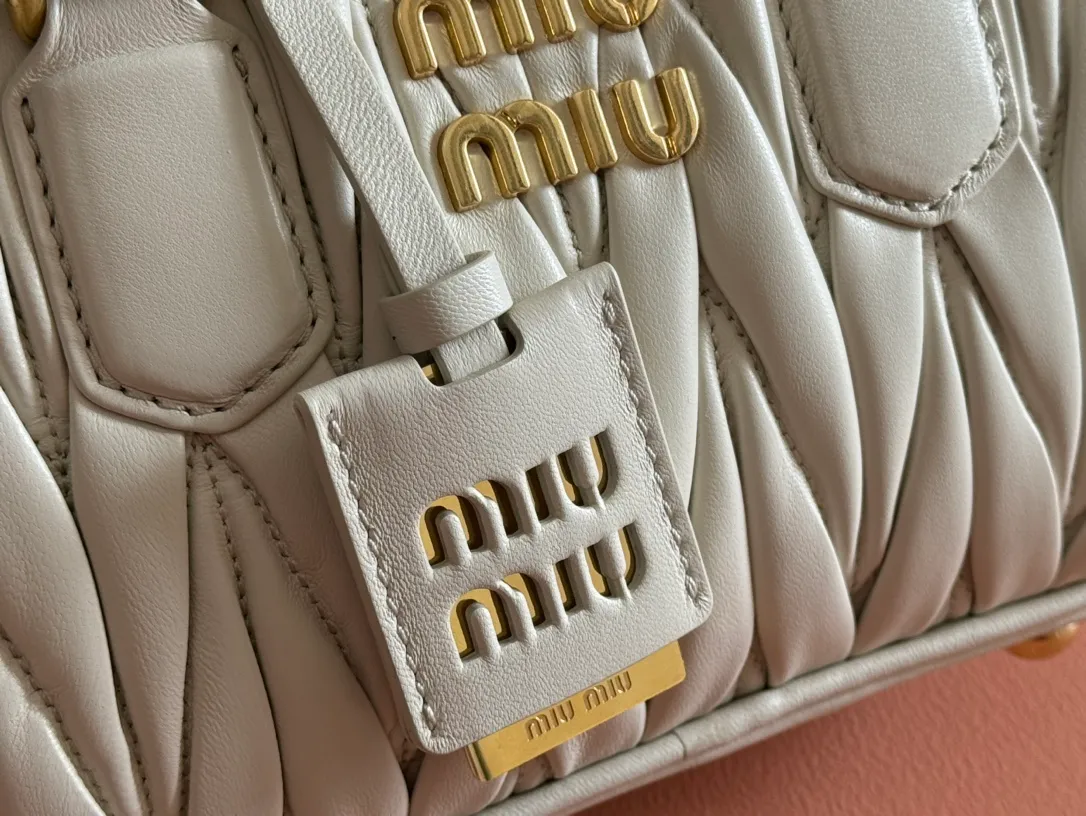 p1800💋💋💋 [Equipped with full set of packaging at the counter, premium hardware original leather] Arcadie Matelasse sheepskin small (19cm) bowling handbag/crossbody bag ~ white sheepskin This handbag uses Matelasse craftsmanship, and the three-dimensional texture and exquisite texture bring a new interpretation to the classic silhouette. The front letter logo cleverly echoes the metal hardware, and the exquisite workmanship is outstanding, highlighting a highly recognizable classic style. Dynamic and elegant lines with adjustable and detachable shoulder straps present a practical and versatile design with modern charm. ～Detachable and adjustable shoulder strap ～Zipper closure ～Lined with 2 patch pockets ～With foot studs Size: W19×H13×D6cm No.: 5BB123
