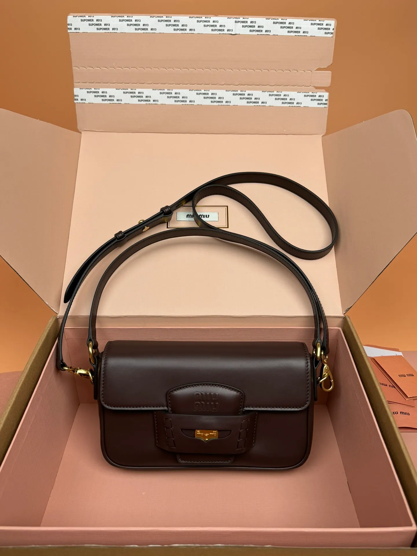 p1760. [Premium Hardware Original Leather] Penny Cow Leather Handbag ~ Cognac Color The design of this penny handbag is inspired by the iconic gold coin loafers, adding a versatile option to your daily wardrobe. The crisp leather design embodies the brand's youthful and rebellious spirit. Size:w23×h13.5×d5cm No.:_5bd270