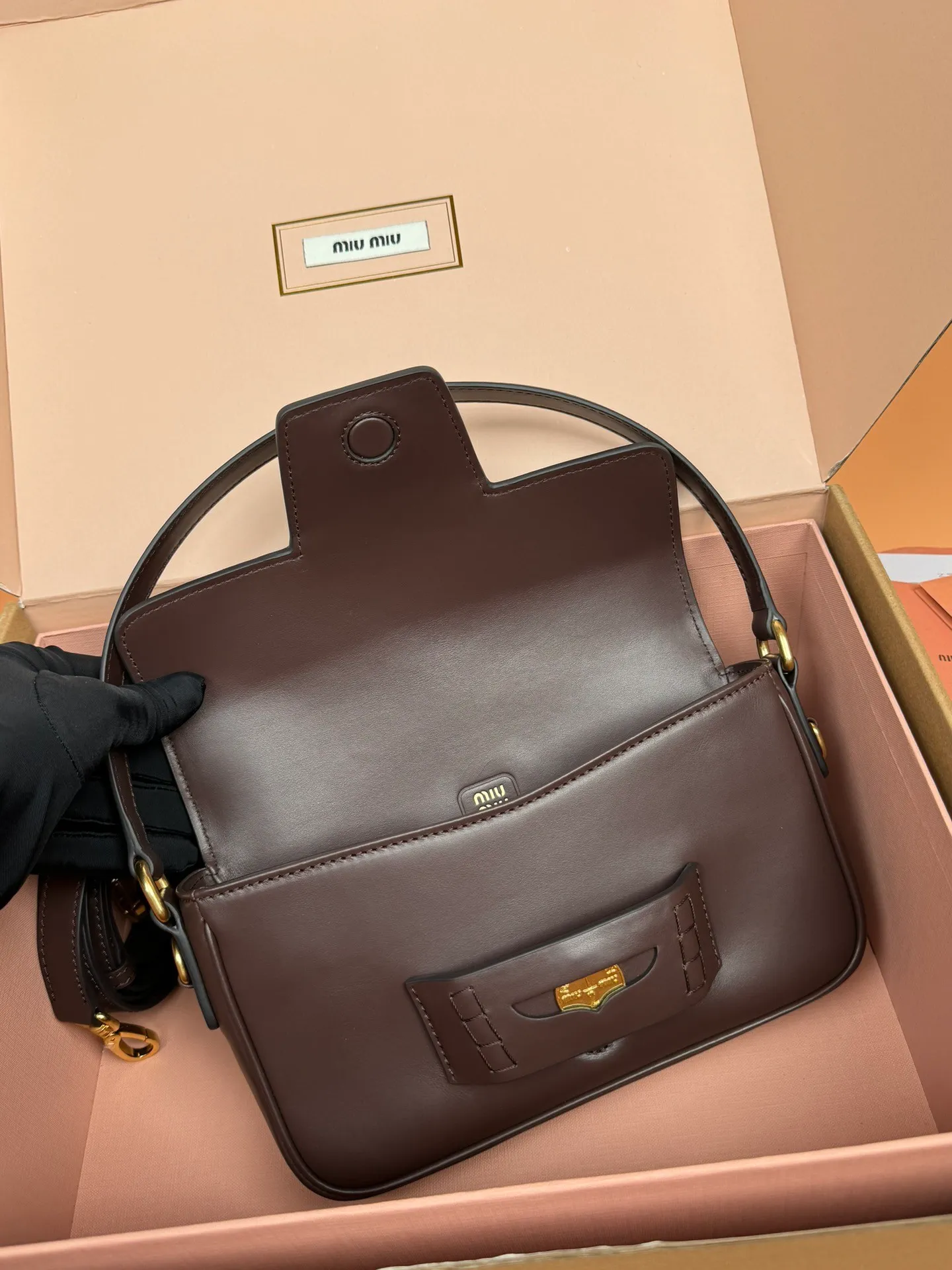 p1760. [Premium Hardware Original Leather] Penny Cow Leather Handbag ~ Cognac Color The design of this penny handbag is inspired by the iconic gold coin loafers, adding a versatile option to your daily wardrobe. The crisp leather design embodies the brand's youthful and rebellious spirit. Size:w23×h13.5×d5cm No.:_5bd270