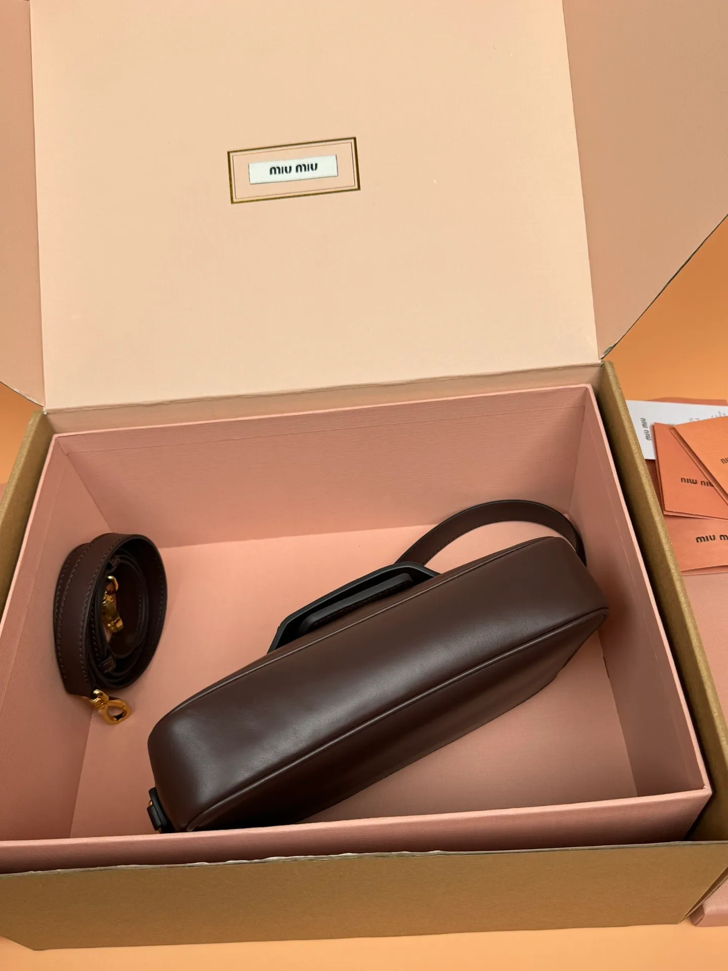 p1760. [Premium Hardware Original Leather] Penny Cow Leather Handbag ~ Cognac Color The design of this penny handbag is inspired by the iconic gold coin loafers, adding a versatile option to your daily wardrobe. The crisp leather design embodies the brand's youthful and rebellious spirit. Size:w23×h13.5×d5cm No.:_5bd270
