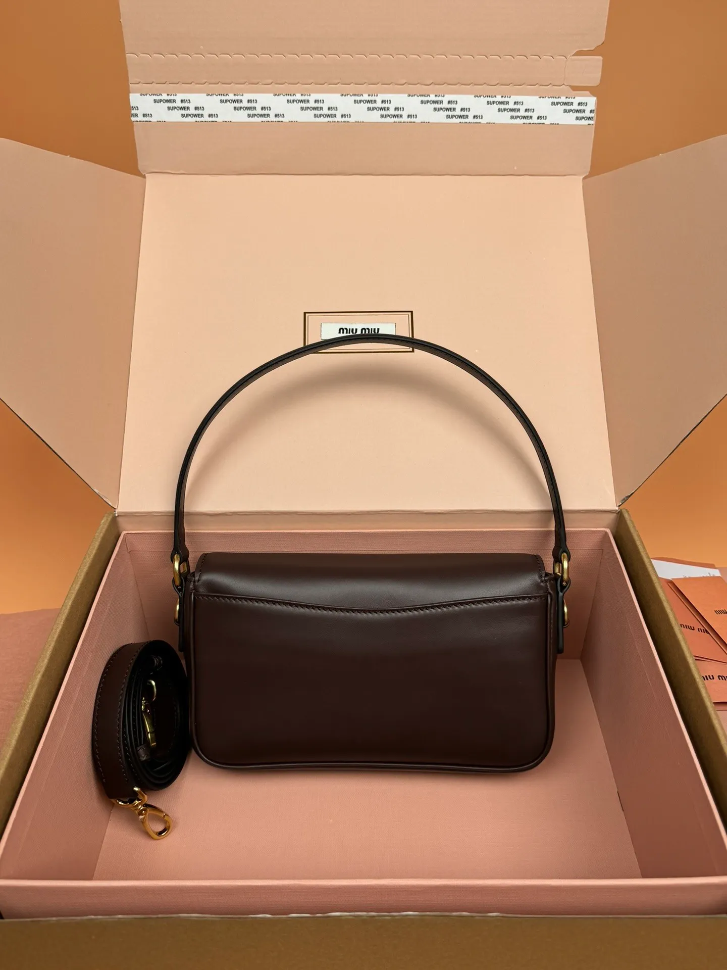 p1760. [Premium Hardware Original Leather] Penny Cow Leather Handbag ~ Cognac Color The design of this penny handbag is inspired by the iconic gold coin loafers, adding a versatile option to your daily wardrobe. The crisp leather design embodies the brand's youthful and rebellious spirit. Size:w23×h13.5×d5cm No.:_5bd270