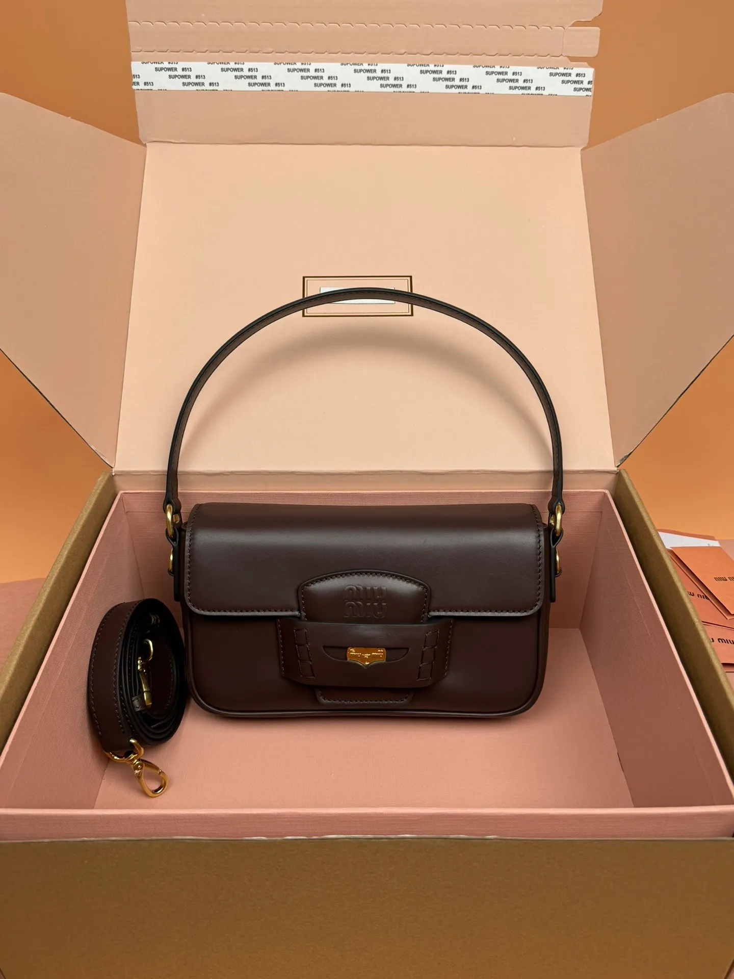 p1760. [Premium Hardware Original Leather] Penny Cow Leather Handbag ~ Cognac Color The design of this penny handbag is inspired by the iconic gold coin loafers, adding a versatile option to your daily wardrobe. The crisp leather design embodies the brand's youthful and rebellious spirit. Size:w23×h13.5×d5cm No.:_5bd270