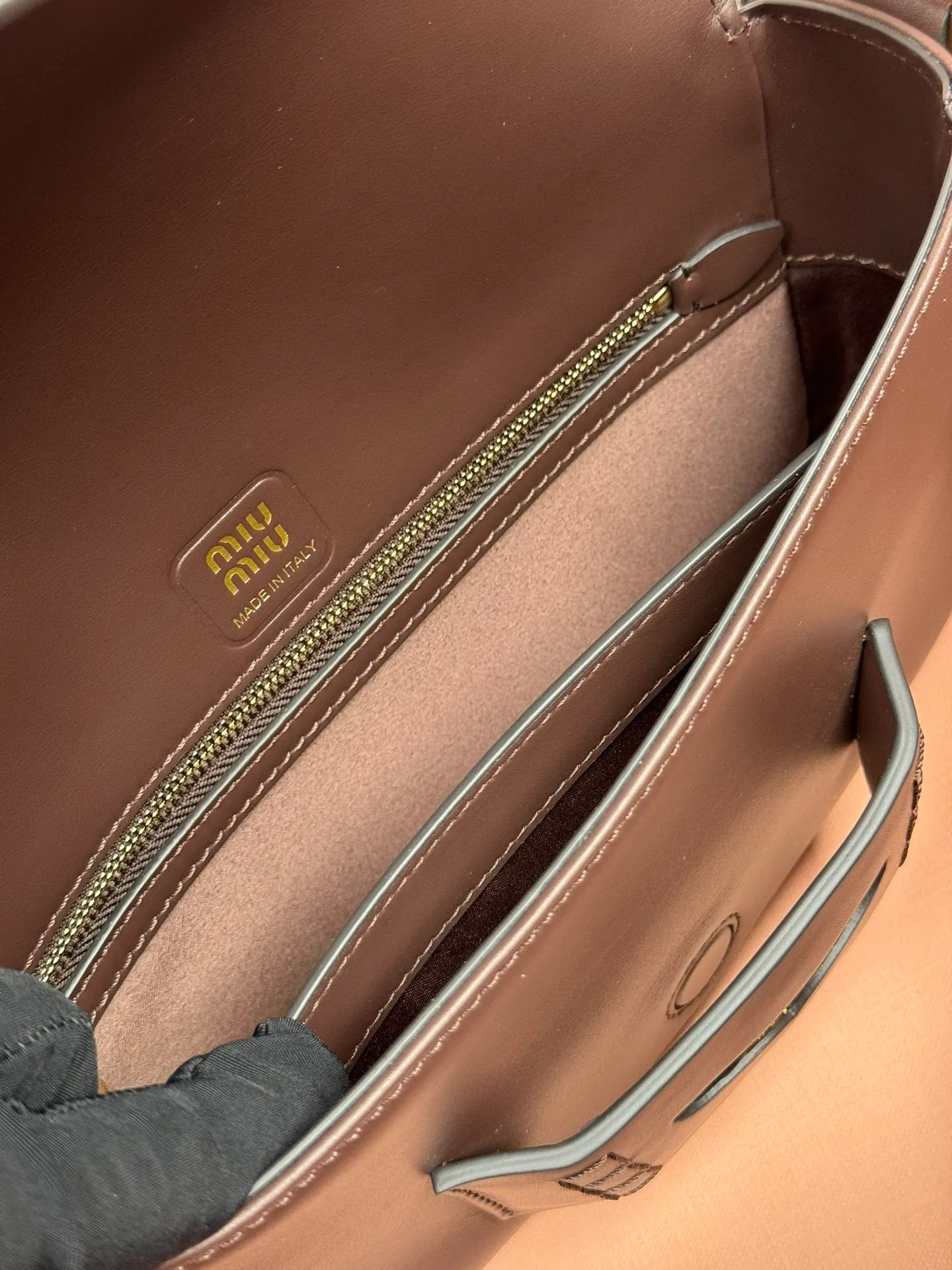 p1760. [Premium Hardware Original Leather] Penny Cow Leather Handbag ~ Cognac Color The design of this penny handbag is inspired by the iconic gold coin loafers, adding a versatile option to your daily wardrobe. The crisp leather design embodies the brand's youthful and rebellious spirit. Size:w23×h13.5×d5cm No.:_5bd270