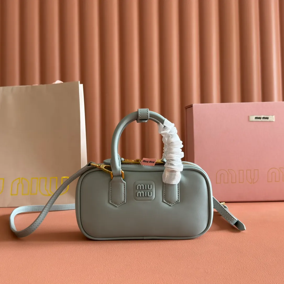 p1440💋💋💋【Equipment with counter full set of packaging, premium hardware and original leather】Arcadie cow leather mini (19cm) bowling handbag/crossbody bag ~ This Arcadic handbag demonstrates the unique concept that fashion is a tool that reflects reality and translates it into material form. The letter logo that complements the finish of the metal hardware accessories is exquisitely crafted and demonstrates a highly recognizable classic style. Dynamic and elegant lines with adjustable and detachable shoulder straps present a practical and versatile design with modern charm. ～Detachable and adjustable shoulder strap ～Zipper closure ～Painted metal letter logo on front ～Lined patch pocket Size: W19×H10×D5cm Number: _5BP176
