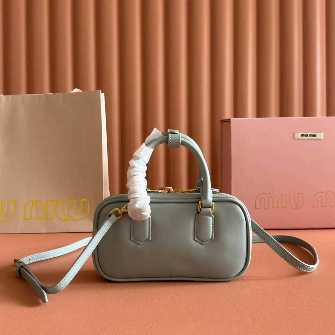 p1440💋💋💋【Equipment with counter full set of packaging, premium hardware and original leather】Arcadie cow leather mini (19cm) bowling handbag/crossbody bag ~ This Arcadic handbag demonstrates the unique concept that fashion is a tool that reflects reality and translates it into material form. The letter logo that complements the finish of the metal hardware accessories is exquisitely crafted and demonstrates a highly recognizable classic style. Dynamic and elegant lines with adjustable and detachable shoulder straps present a practical and versatile design with modern charm. ～Detachable and adjustable shoulder strap ～Zipper closure ～Painted metal letter logo on front ～Lined patch pocket Size: W19×H10×D5cm Number: _5BP176