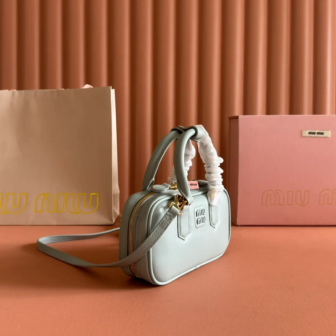 p1440💋💋💋【Equipment with counter full set of packaging, premium hardware and original leather】Arcadie cow leather mini (19cm) bowling handbag/crossbody bag ~ This Arcadic handbag demonstrates the unique concept that fashion is a tool that reflects reality and translates it into material form. The letter logo that complements the finish of the metal hardware accessories is exquisitely crafted and demonstrates a highly recognizable classic style. Dynamic and elegant lines with adjustable and detachable shoulder straps present a practical and versatile design with modern charm. ～Detachable and adjustable shoulder strap ～Zipper closure ～Painted metal letter logo on front ～Lined patch pocket Size: W19×H10×D5cm Number: _5BP176