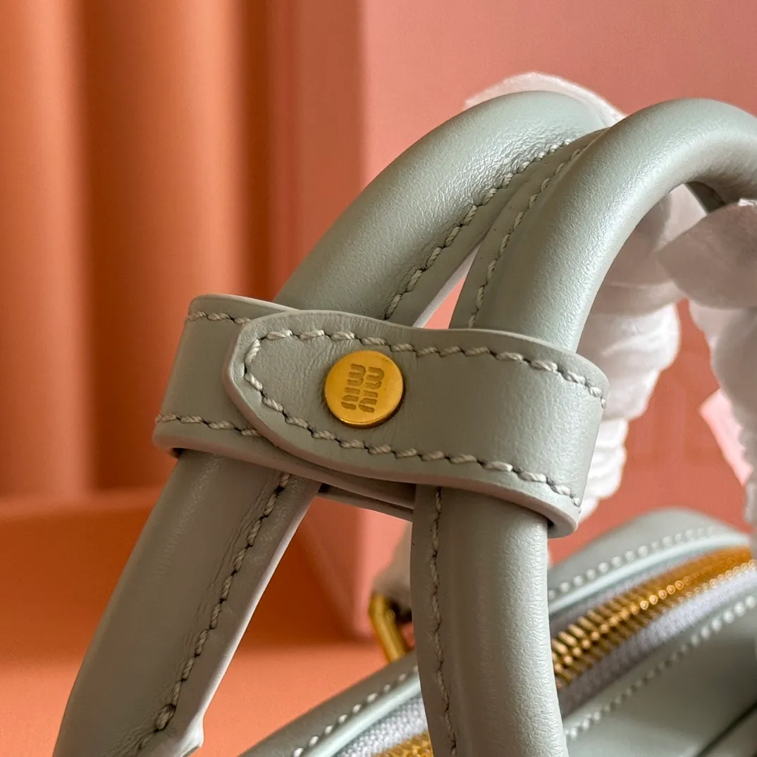 p1440💋💋💋【Equipment with counter full set of packaging, premium hardware and original leather】Arcadie cow leather mini (19cm) bowling handbag/crossbody bag ~ This Arcadic handbag demonstrates the unique concept that fashion is a tool that reflects reality and translates it into material form. The letter logo that complements the finish of the metal hardware accessories is exquisitely crafted and demonstrates a highly recognizable classic style. Dynamic and elegant lines with adjustable and detachable shoulder straps present a practical and versatile design with modern charm. ～Detachable and adjustable shoulder strap ～Zipper closure ～Painted metal letter logo on front ～Lined patch pocket Size: W19×H10×D5cm Number: _5BP176