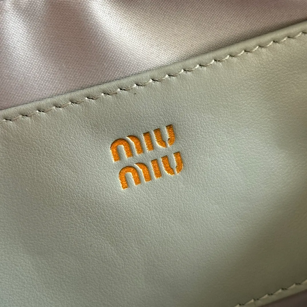 p1440💋💋💋【Equipment with counter full set of packaging, premium hardware and original leather】Arcadie cow leather mini (19cm) bowling handbag/crossbody bag ~ This Arcadic handbag demonstrates the unique concept that fashion is a tool that reflects reality and translates it into material form. The letter logo that complements the finish of the metal hardware accessories is exquisitely crafted and demonstrates a highly recognizable classic style. Dynamic and elegant lines with adjustable and detachable shoulder straps present a practical and versatile design with modern charm. ～Detachable and adjustable shoulder strap ～Zipper closure ～Painted metal letter logo on front ～Lined patch pocket Size: W19×H10×D5cm Number: _5BP176