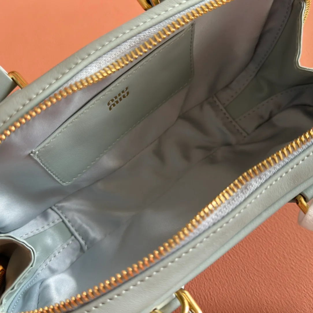 p1440💋💋💋【Equipment with counter full set of packaging, premium hardware and original leather】Arcadie cow leather mini (19cm) bowling handbag/crossbody bag ~ This Arcadic handbag demonstrates the unique concept that fashion is a tool that reflects reality and translates it into material form. The letter logo that complements the finish of the metal hardware accessories is exquisitely crafted and demonstrates a highly recognizable classic style. Dynamic and elegant lines with adjustable and detachable shoulder straps present a practical and versatile design with modern charm. ～Detachable and adjustable shoulder strap ～Zipper closure ～Painted metal letter logo on front ～Lined patch pocket Size: W19×H10×D5cm Number: _5BP176
