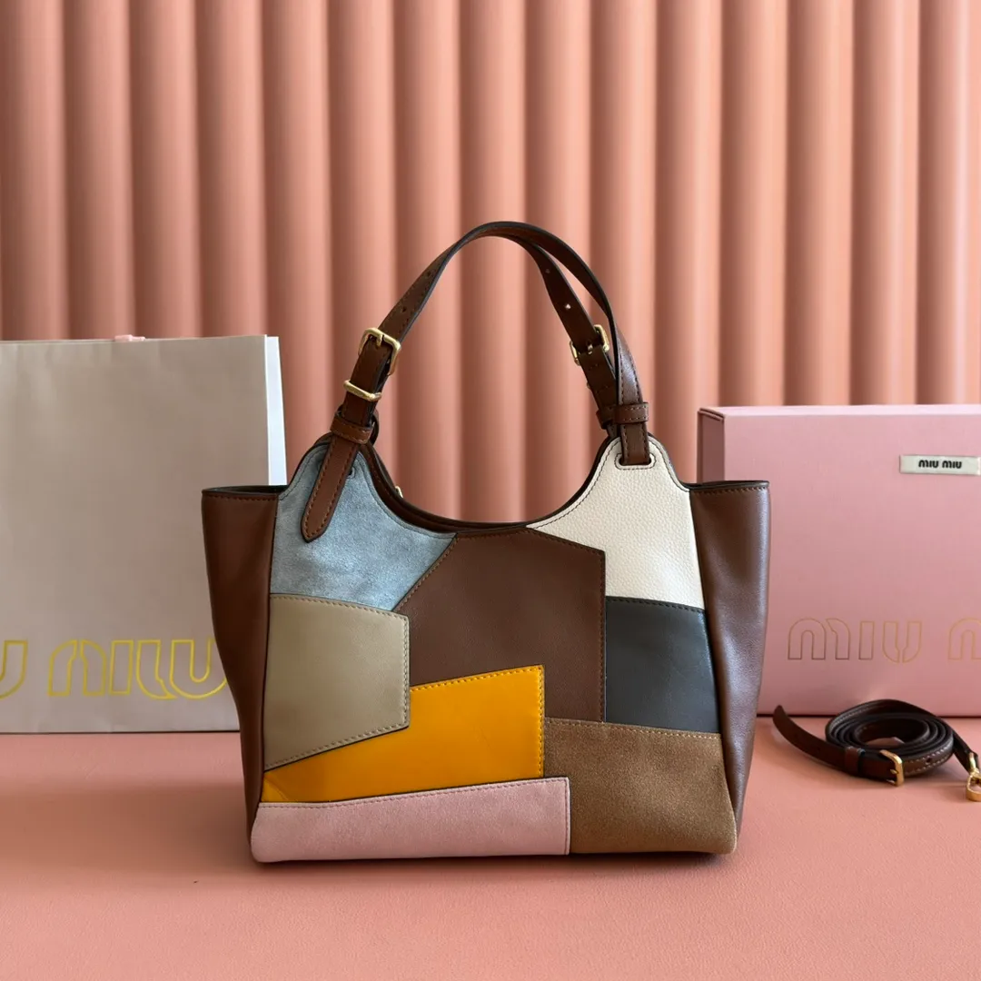 p1800💋💋💋【Full set of packaging at the counter】Miu Japanese pop-up tote bag, top-grade imported cowhide, high-end leather texture, elegant and retro, soft but not collapsed, with metal lock pendant, casual and lazy temperament, sweet and cool style, hand-sewn leather logo, details are online, suitable for commuting and shopping, practicality MAX Model: 5ba304 Dimensions: 25.5 X20 X13 cm
