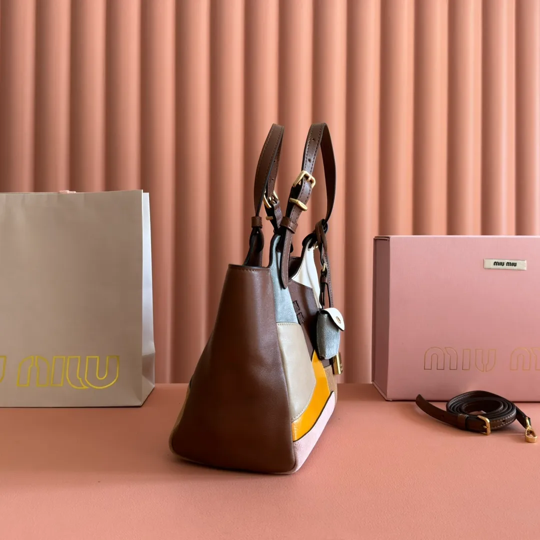 p1800💋💋💋【Full set of packaging at the counter】Miu Japanese pop-up tote bag, top-grade imported cowhide, high-end leather texture, elegant and retro, soft but not collapsed, with metal lock pendant, casual and lazy temperament, sweet and cool style, hand-sewn leather logo, details are online, suitable for commuting and shopping, practicality MAX Model: 5ba304 Dimensions: 25.5 X20 X13 cm