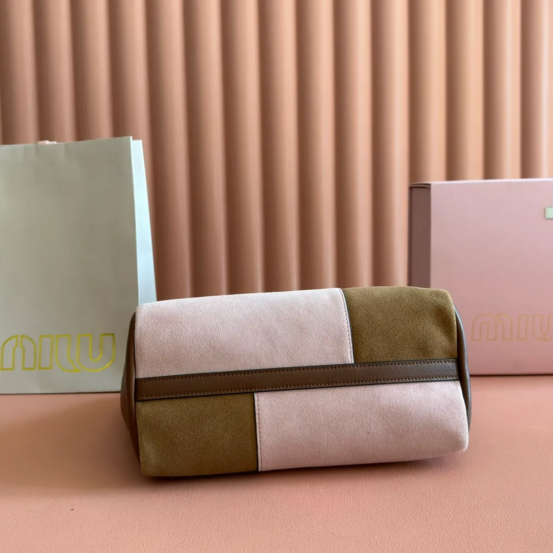 p1800💋💋💋【Full set of packaging at the counter】Miu Japanese pop-up tote bag, top-grade imported cowhide, high-end leather texture, elegant and retro, soft but not collapsed, with metal lock pendant, casual and lazy temperament, sweet and cool style, hand-sewn leather logo, details are online, suitable for commuting and shopping, practicality MAX Model: 5ba304 Dimensions: 25.5 X20 X13 cm