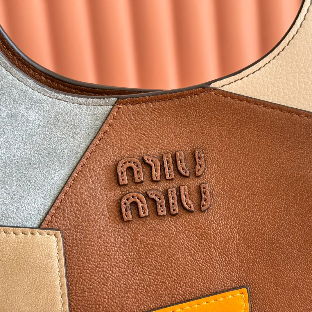p1800💋💋💋【Full set of packaging at the counter】Miu Japanese pop-up tote bag, top-grade imported cowhide, high-end leather texture, elegant and retro, soft but not collapsed, with metal lock pendant, casual and lazy temperament, sweet and cool style, hand-sewn leather logo, details are online, suitable for commuting and shopping, practicality MAX Model: 5ba304 Dimensions: 25.5 X20 X13 cm