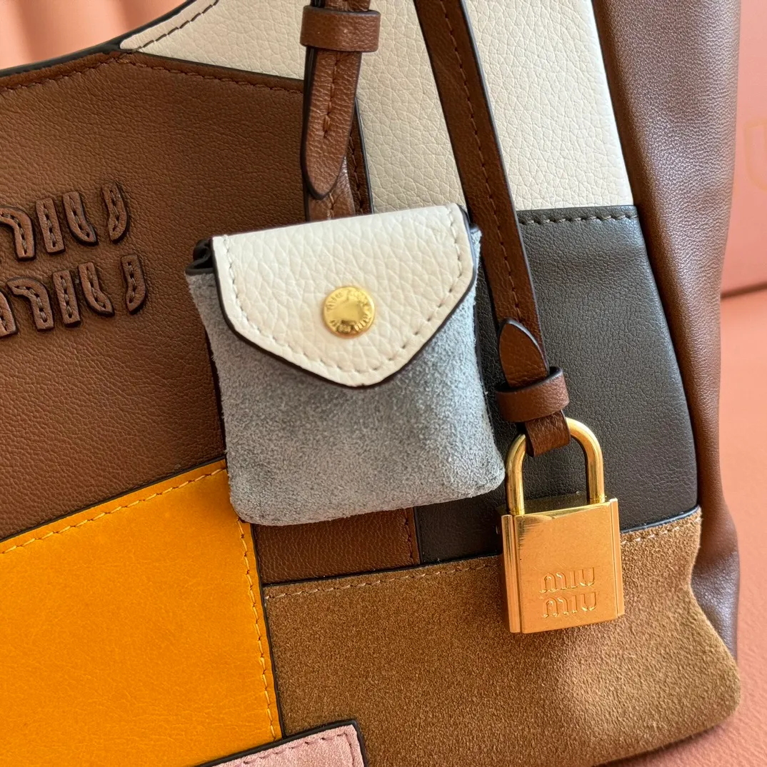 p1800💋💋💋【Full set of packaging at the counter】Miu Japanese pop-up tote bag, top-grade imported cowhide, high-end leather texture, elegant and retro, soft but not collapsed, with metal lock pendant, casual and lazy temperament, sweet and cool style, hand-sewn leather logo, details are online, suitable for commuting and shopping, practicality MAX Model: 5ba304 Dimensions: 25.5 X20 X13 cm