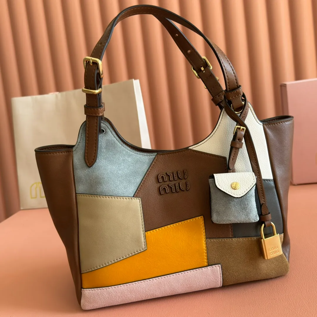 p1800💋💋💋【Full set of packaging at the counter】Miu Japanese pop-up tote bag, top-grade imported cowhide, high-end leather texture, elegant and retro, soft but not collapsed, with metal lock pendant, casual and lazy temperament, sweet and cool style, hand-sewn leather logo, details are online, suitable for commuting and shopping, practicality MAX Model: 5ba304 Dimensions: 25.5 X20 X13 cm