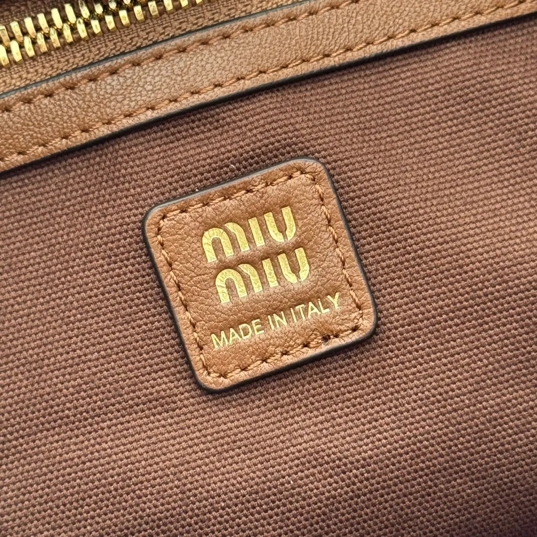 p1800💋💋💋【Full set of packaging at the counter】Miu Japanese pop-up tote bag, top-grade imported cowhide, high-end leather texture, elegant and retro, soft but not collapsed, with metal lock pendant, casual and lazy temperament, sweet and cool style, hand-sewn leather logo, details are online, suitable for commuting and shopping, practicality MAX Model: 5ba304 Dimensions: 25.5 X20 X13 cm