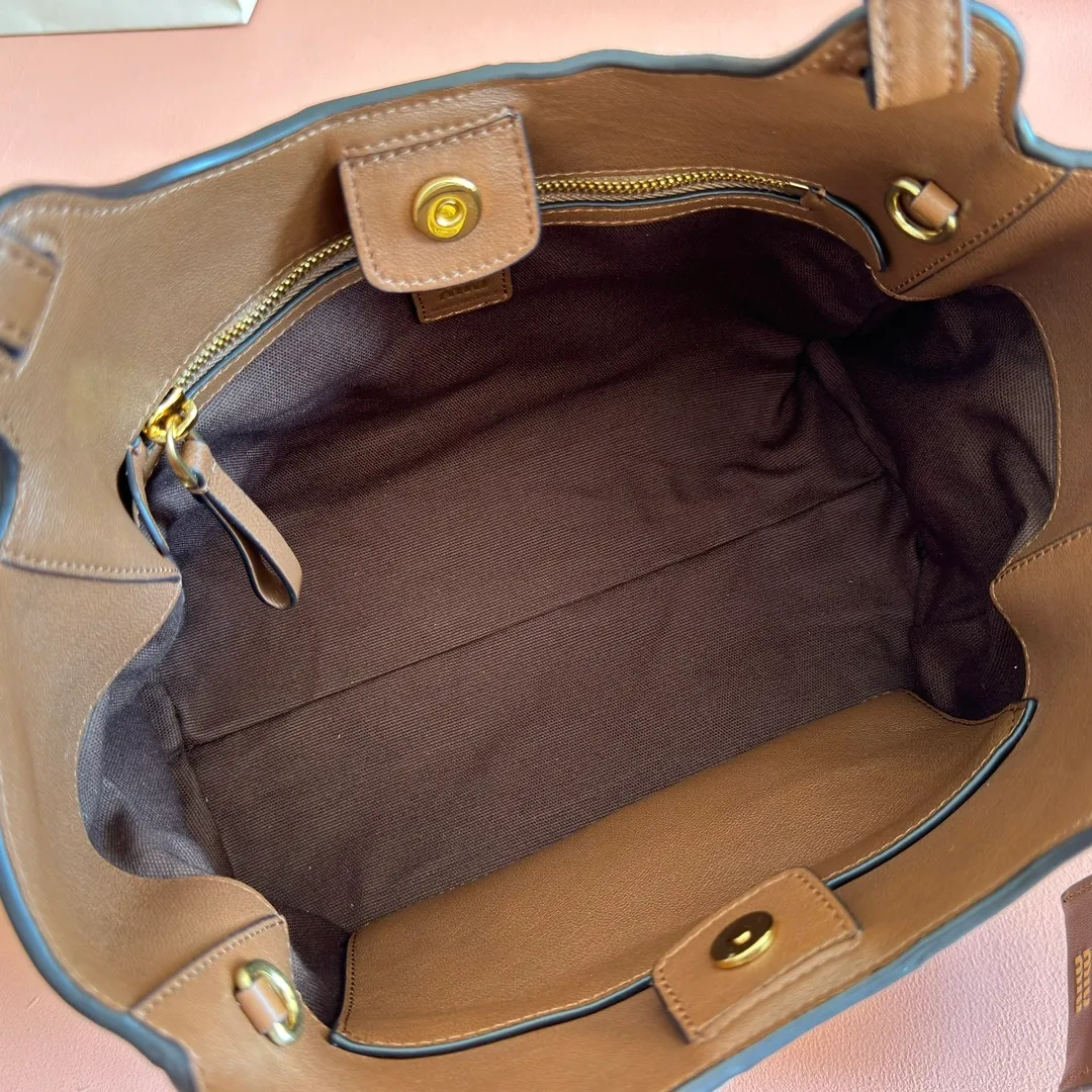 p1800💋💋💋【Full set of packaging at the counter】Miu Japanese pop-up tote bag, top-grade imported cowhide, high-end leather texture, elegant and retro, soft but not collapsed, with metal lock pendant, casual and lazy temperament, sweet and cool style, hand-sewn leather logo, details are online, suitable for commuting and shopping, practicality MAX Model: 5ba304 Dimensions: 25.5 X20 X13 cm
