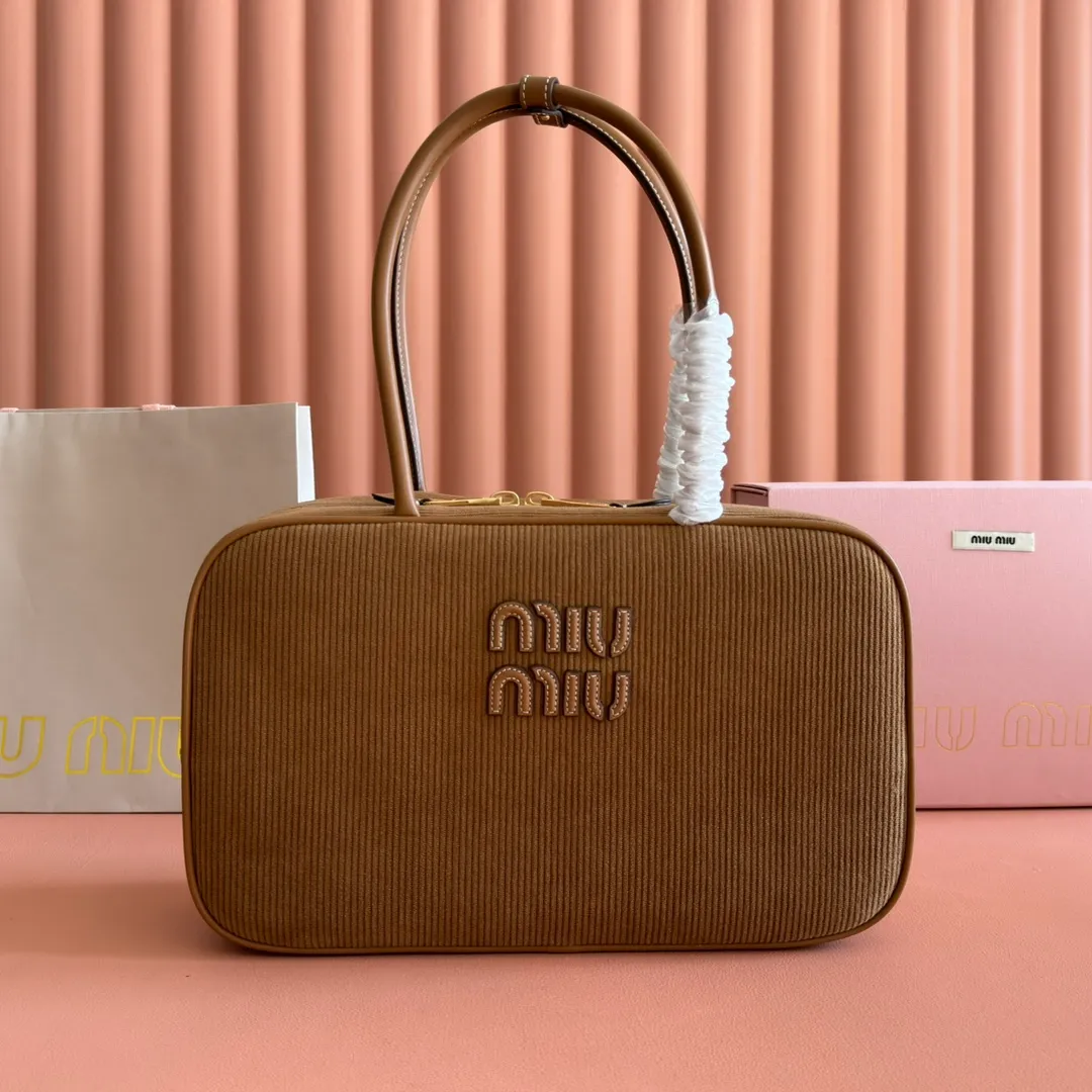 p1600. MIU's new product [original leather with counter packaging] Beau corduroy handbag/shoulder bag ~ cocoa brown [new version briefcase] 5bb117 This Beau handbag is made of soft and smooth cow leather, and exquisite details such as gold-plated hardware are particularly outstanding. The embossed letter logo highlights the classic style. Size:W34×H23×D10cm