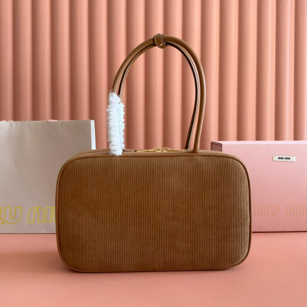 p1600. MIU's new product [original leather with counter packaging] Beau corduroy handbag/shoulder bag ~ cocoa brown [new version briefcase] 5bb117 This Beau handbag is made of soft and smooth cow leather, and exquisite details such as gold-plated hardware are particularly outstanding. The embossed letter logo highlights the classic style. Size:W34×H23×D10cm
