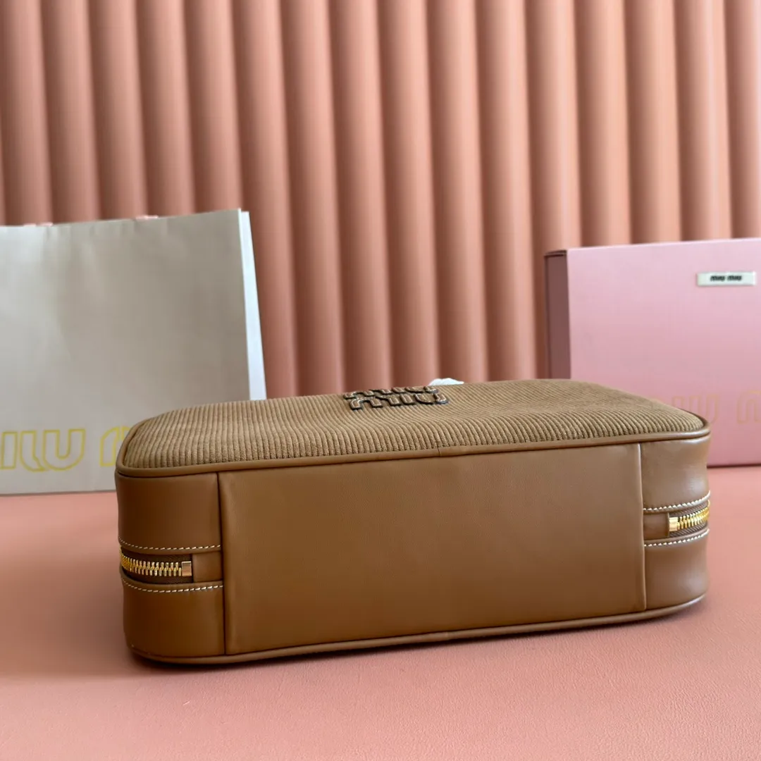 p1600. MIU's new product [original leather with counter packaging] Beau corduroy handbag/shoulder bag ~ cocoa brown [new version briefcase] 5bb117 This Beau handbag is made of soft and smooth cow leather, and exquisite details such as gold-plated hardware are particularly outstanding. The embossed letter logo highlights the classic style. Size:W34×H23×D10cm