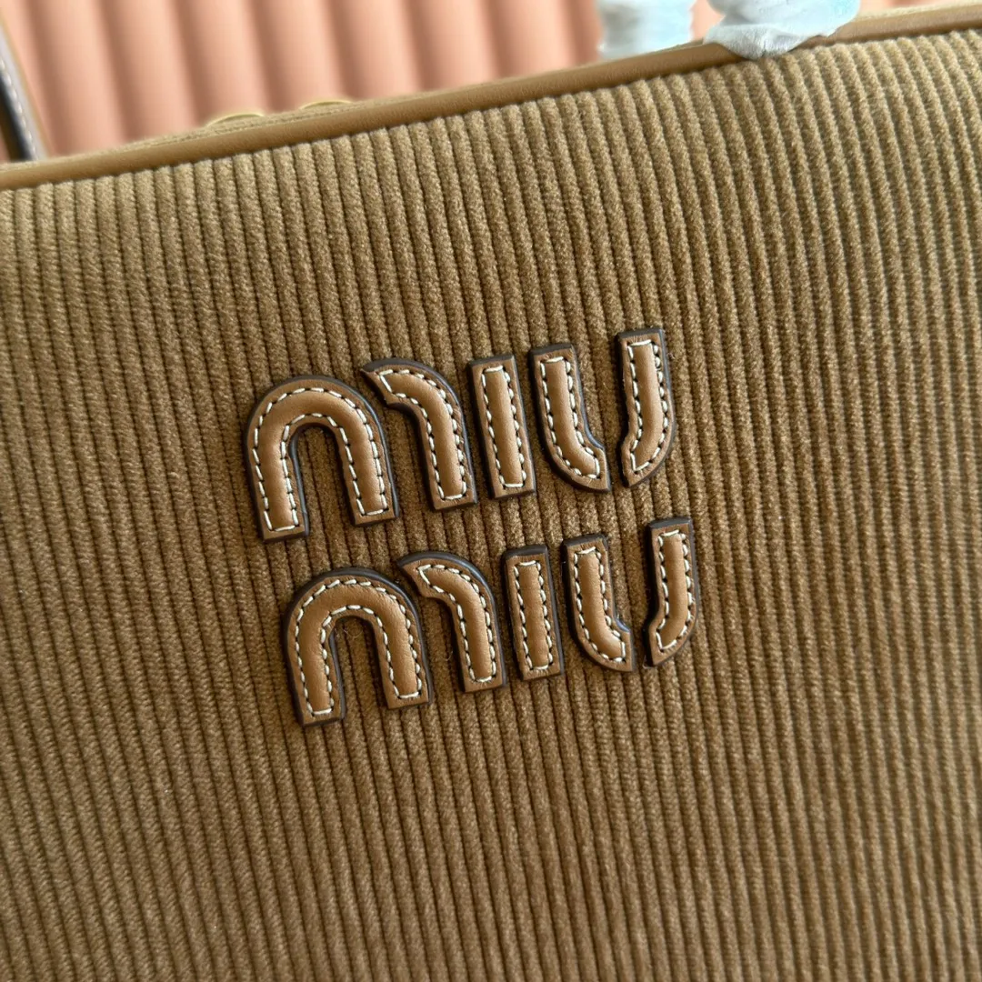 p1600. MIU's new product [original leather with counter packaging] Beau corduroy handbag/shoulder bag ~ cocoa brown [new version briefcase] 5bb117 This Beau handbag is made of soft and smooth cow leather, and exquisite details such as gold-plated hardware are particularly outstanding. The embossed letter logo highlights the classic style. Size:W34×H23×D10cm