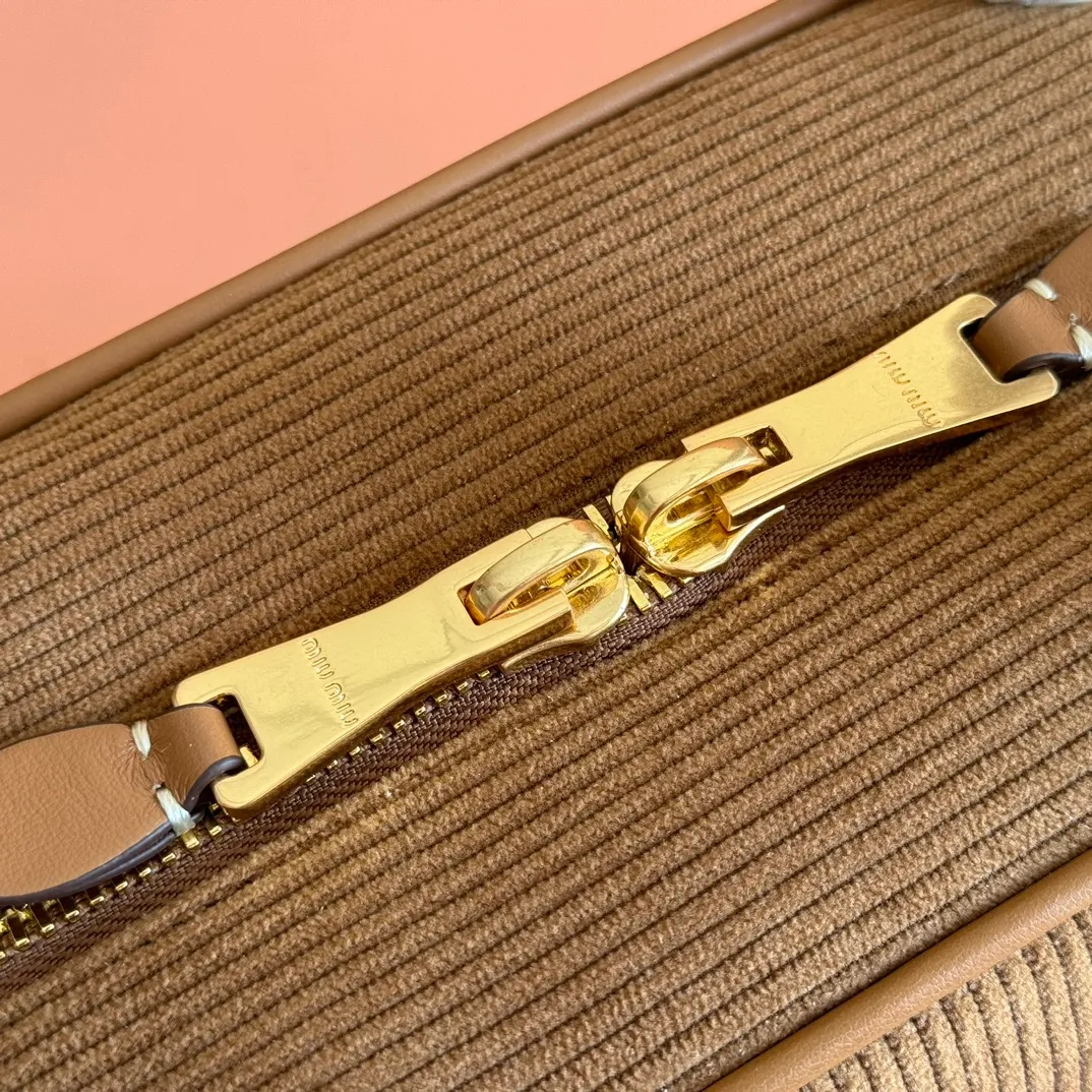 p1600. MIU's new product [original leather with counter packaging] Beau corduroy handbag/shoulder bag ~ cocoa brown [new version briefcase] 5bb117 This Beau handbag is made of soft and smooth cow leather, and exquisite details such as gold-plated hardware are particularly outstanding. The embossed letter logo highlights the classic style. Size:W34×H23×D10cm