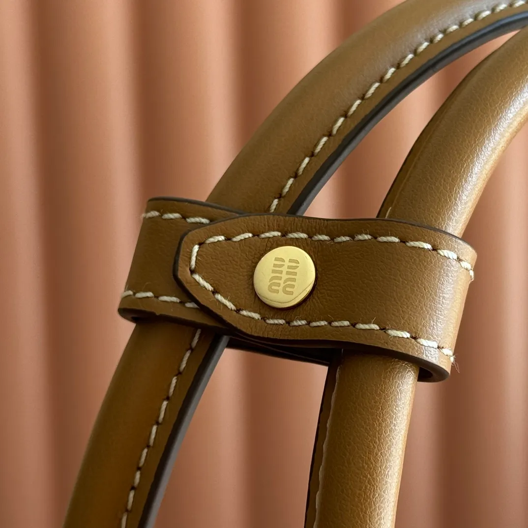 p1600. MIU's new product [original leather with counter packaging] Beau corduroy handbag/shoulder bag ~ cocoa brown [new version briefcase] 5bb117 This Beau handbag is made of soft and smooth cow leather, and exquisite details such as gold-plated hardware are particularly outstanding. The embossed letter logo highlights the classic style. Size:W34×H23×D10cm