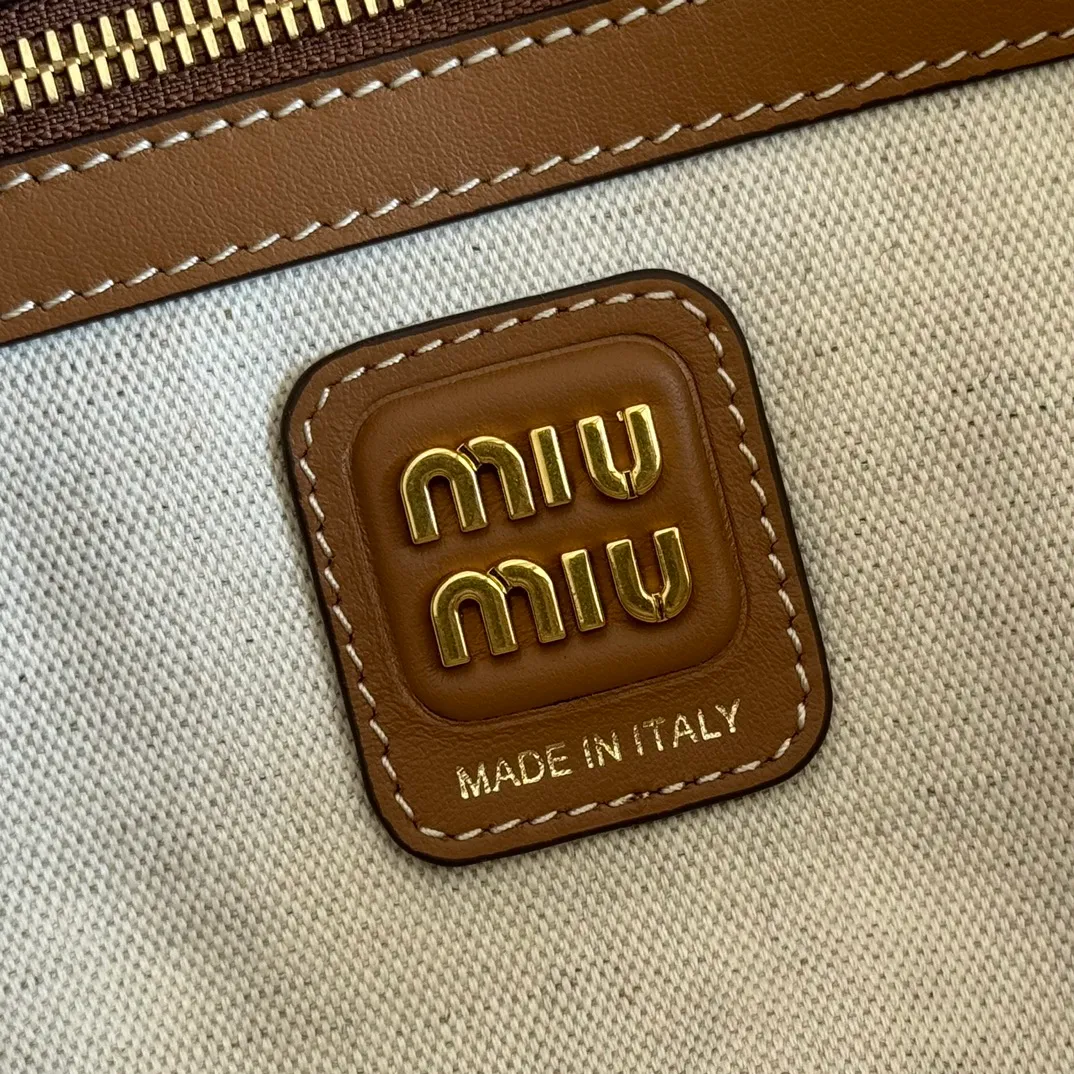 p1600. MIU's new product [original leather with counter packaging] Beau corduroy handbag/shoulder bag ~ cocoa brown [new version briefcase] 5bb117 This Beau handbag is made of soft and smooth cow leather, and exquisite details such as gold-plated hardware are particularly outstanding. The embossed letter logo highlights the classic style. Size:W34×H23×D10cm