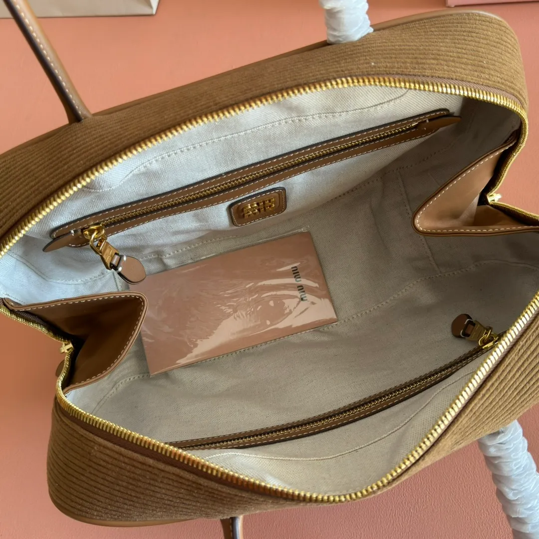 p1600. MIU's new product [original leather with counter packaging] Beau corduroy handbag/shoulder bag ~ cocoa brown [new version briefcase] 5bb117 This Beau handbag is made of soft and smooth cow leather, and exquisite details such as gold-plated hardware are particularly outstanding. The embossed letter logo highlights the classic style. Size:W34×H23×D10cm