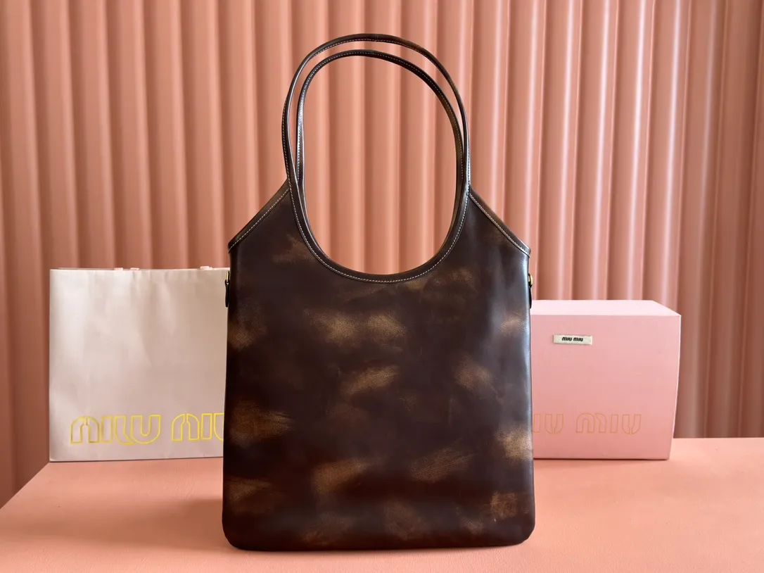 p1500. 💋💋💋"With full set of original counter packaging"💕 M's new hobo tote armpit bag, a limited edition of the autumn and winter series, this design allows more girls to easily control the fashion sense of efor. The back can actually make the side of the person look very thin, and the weight of the bag is also very light. The length will not weigh you down, it is deeply planted, a must-have for daily commuting. You can't go wrong with personal clothes. It is light and simple, the design is very practical and the capacity is large. Model: 5BG231. Dimensions: Bottom length 35x height 40x wrist height 60cm. Color: brown/original leather. Made in Italy